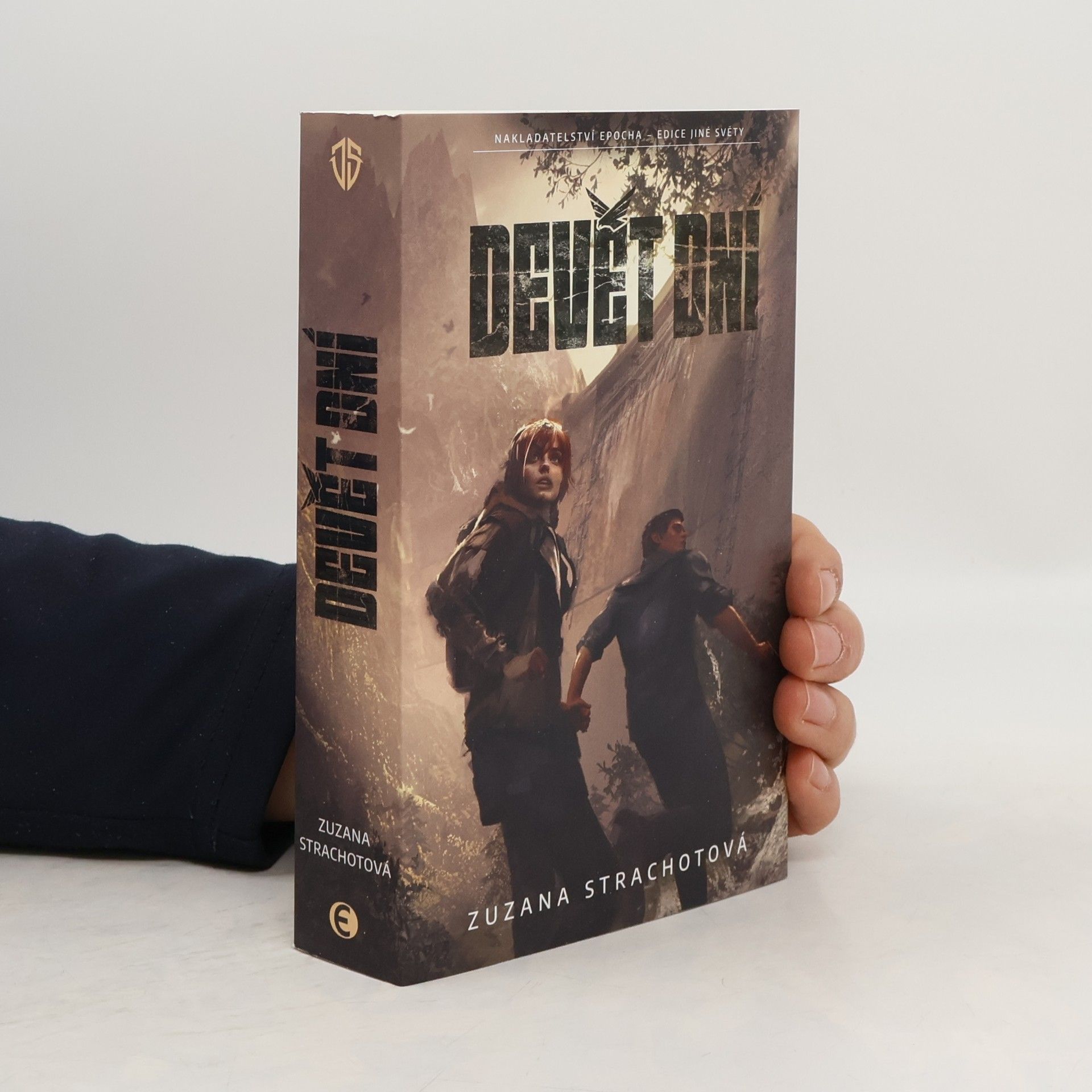 Zuzana Strachotová Devět dní