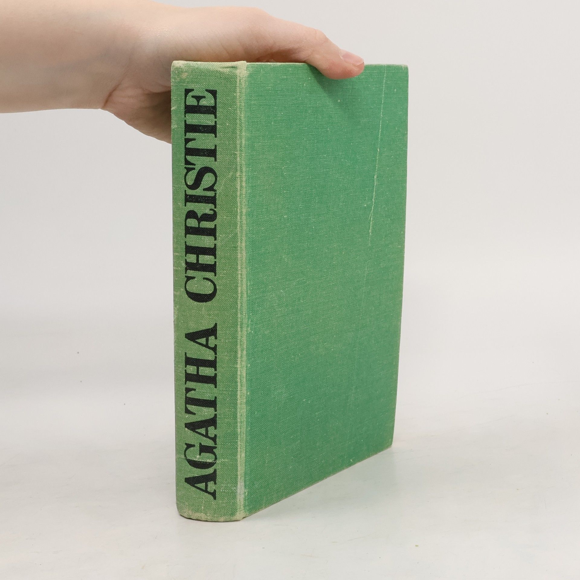 Agatha Christie Zlo pod slnkom. Po pohrebe. Mačka medzi holubmi