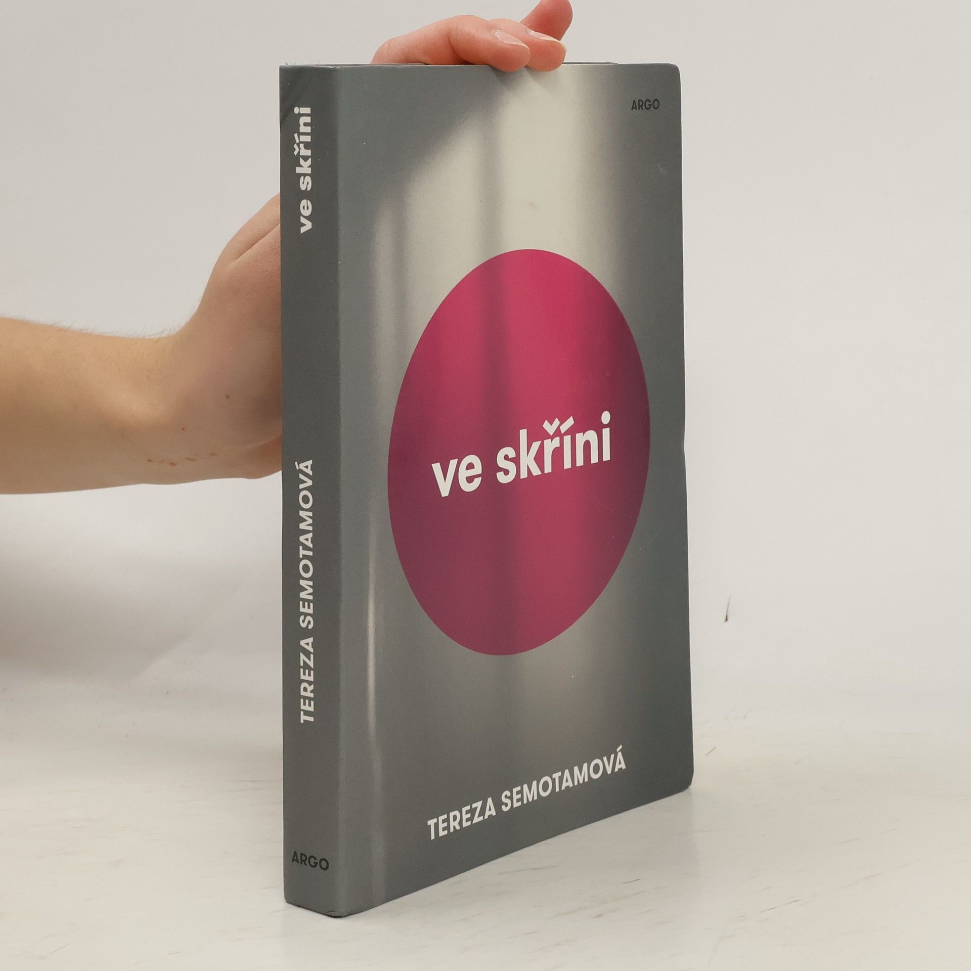 Tereza Semotamová Ve skříni