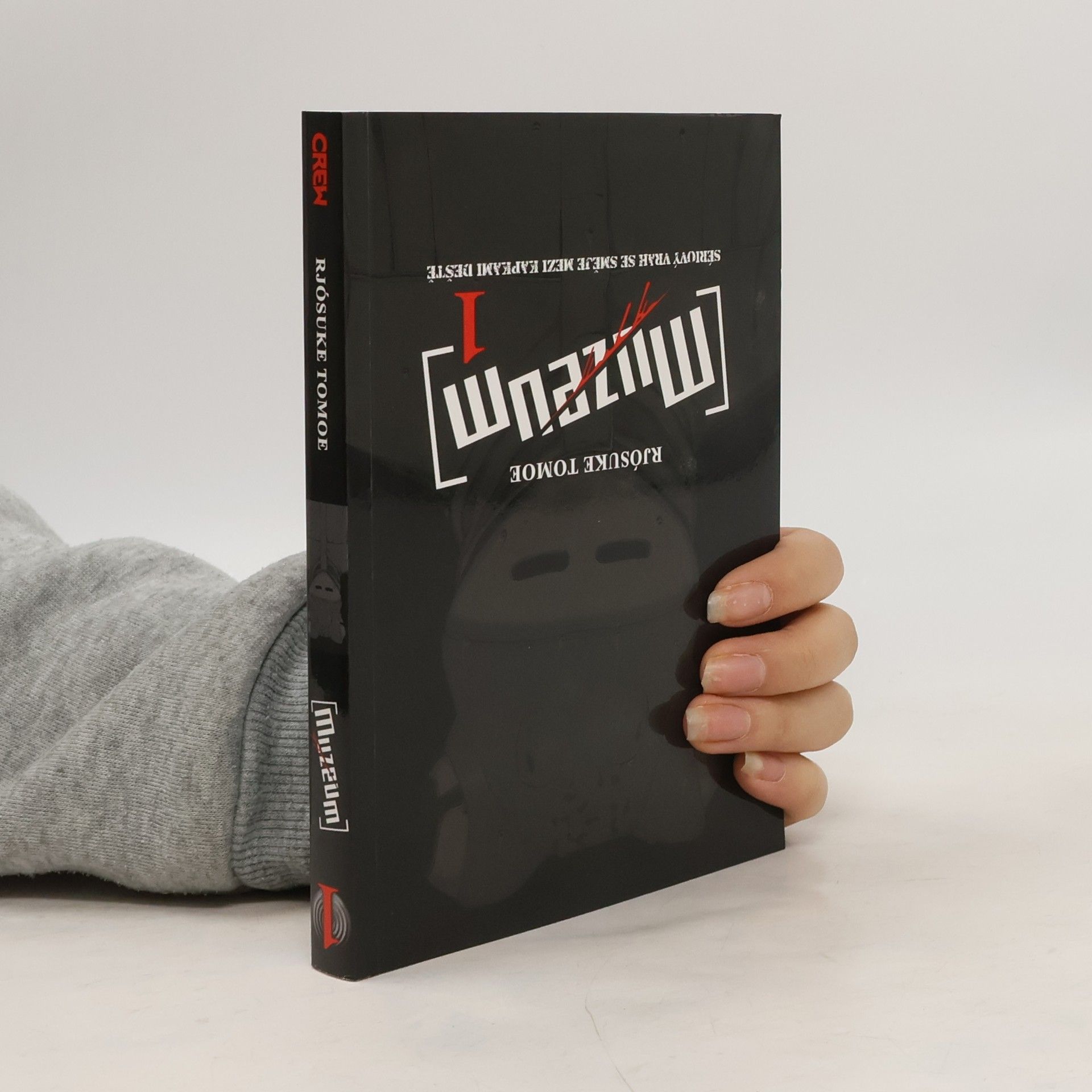 Muzeum. Sériový vrah se směje mezi kapkami deště