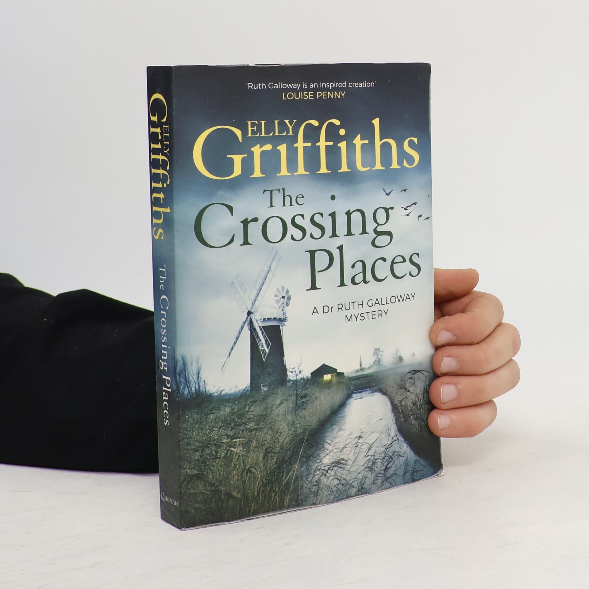 Elly Griffiths The Crossing Places