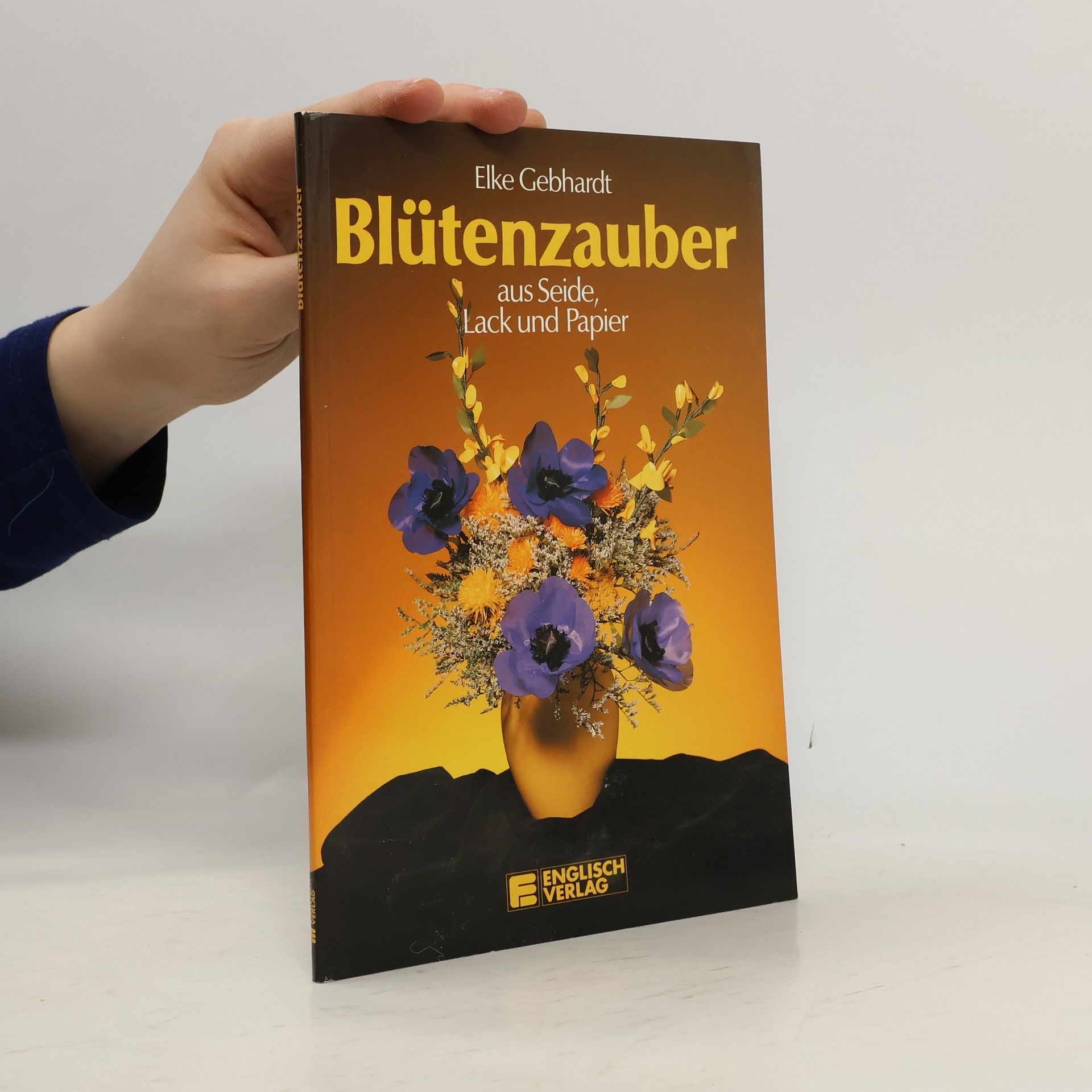 Blütenzauber aus Seide, Lack und Papier