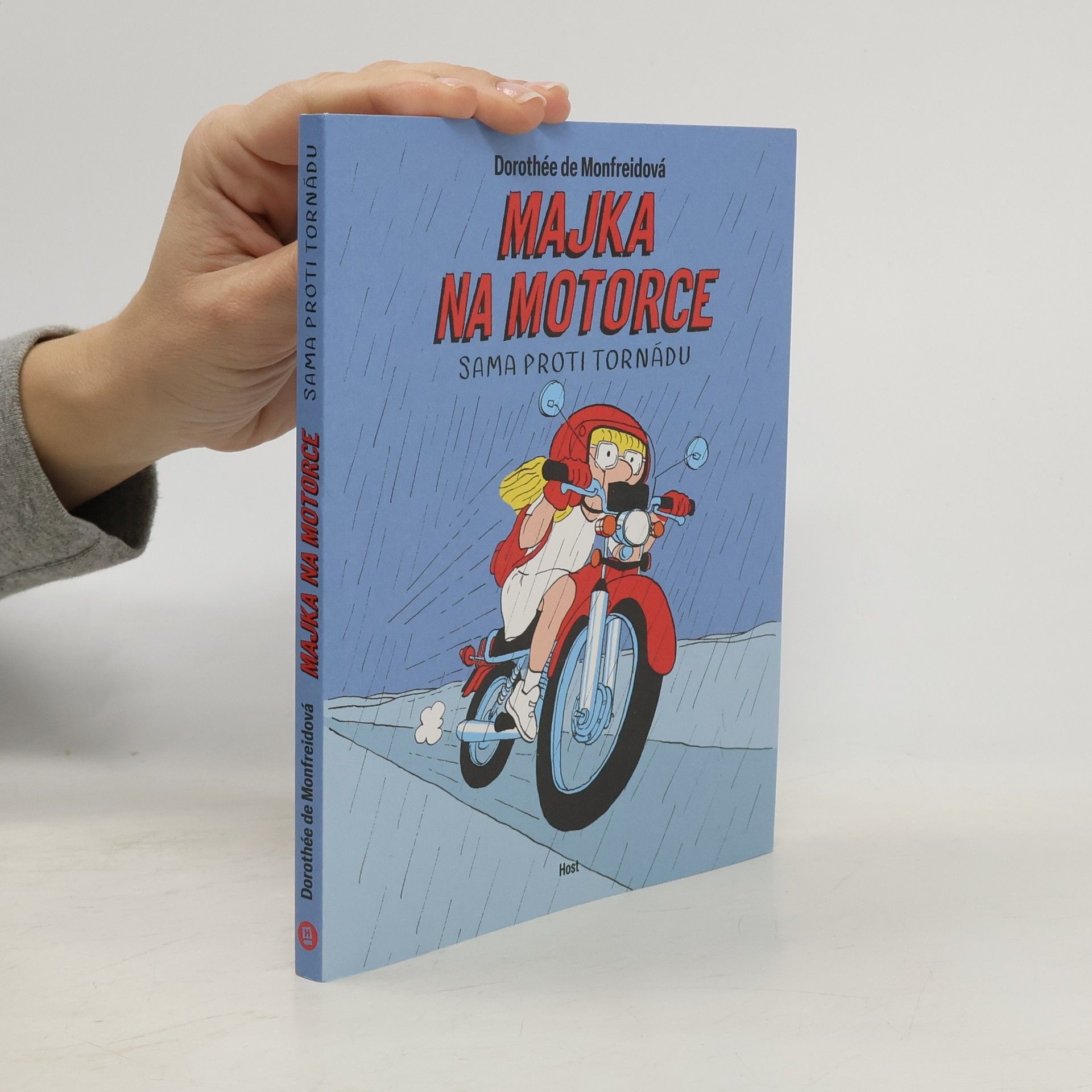 Majka na motorce. Sama proti tornádu