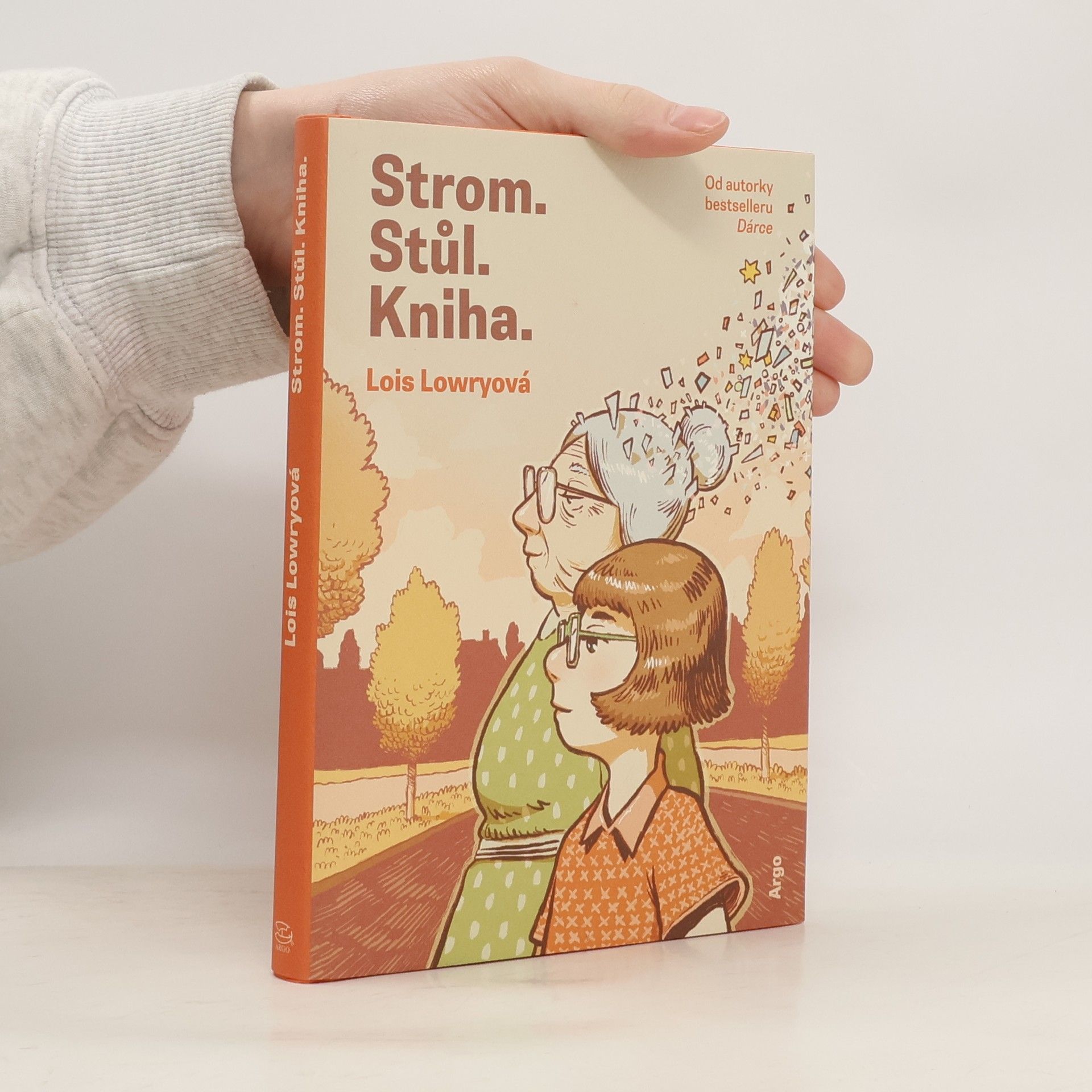 Lois Lowry Strom. Stůl. Kniha.