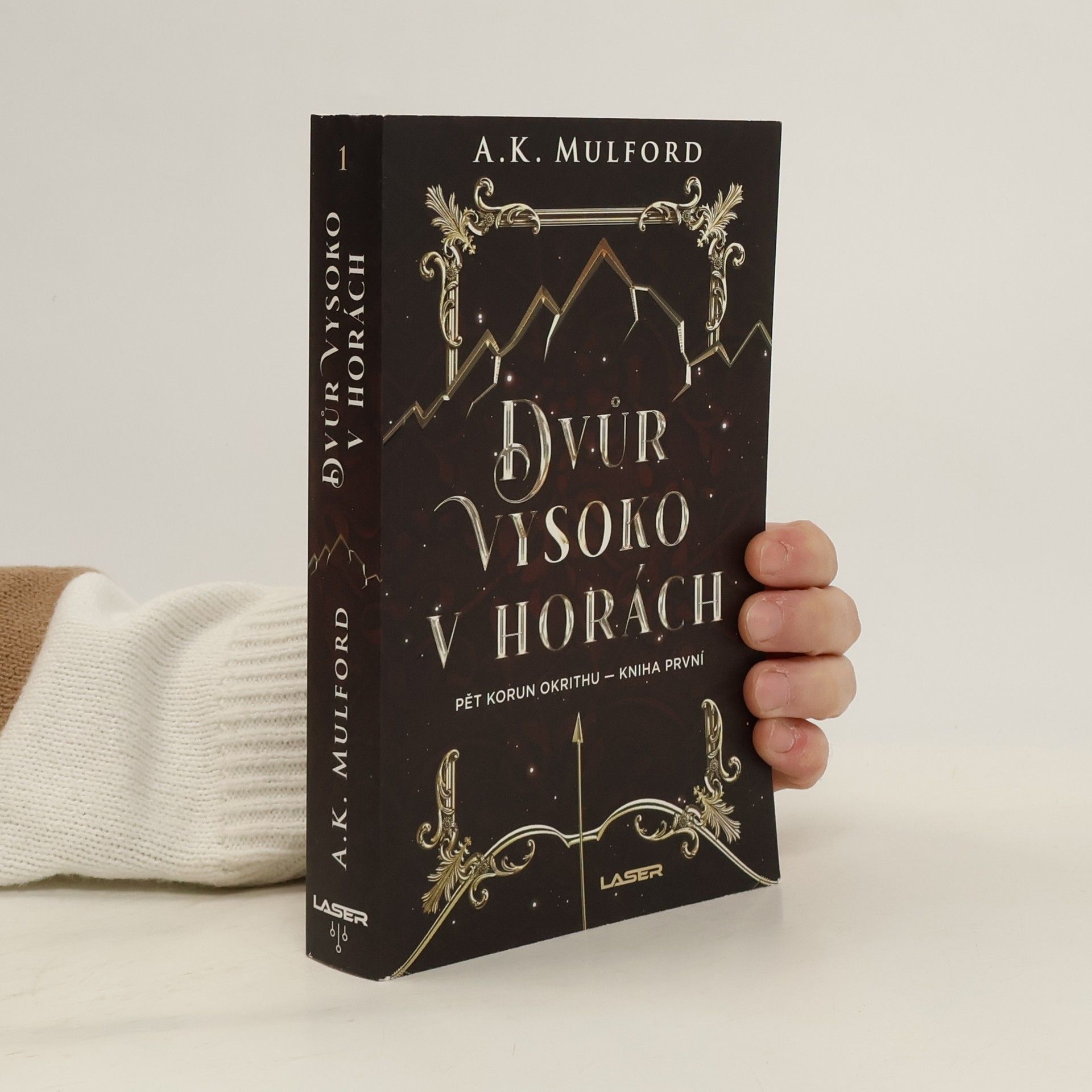 A. K. Mulford Dvůr vysoko v horách