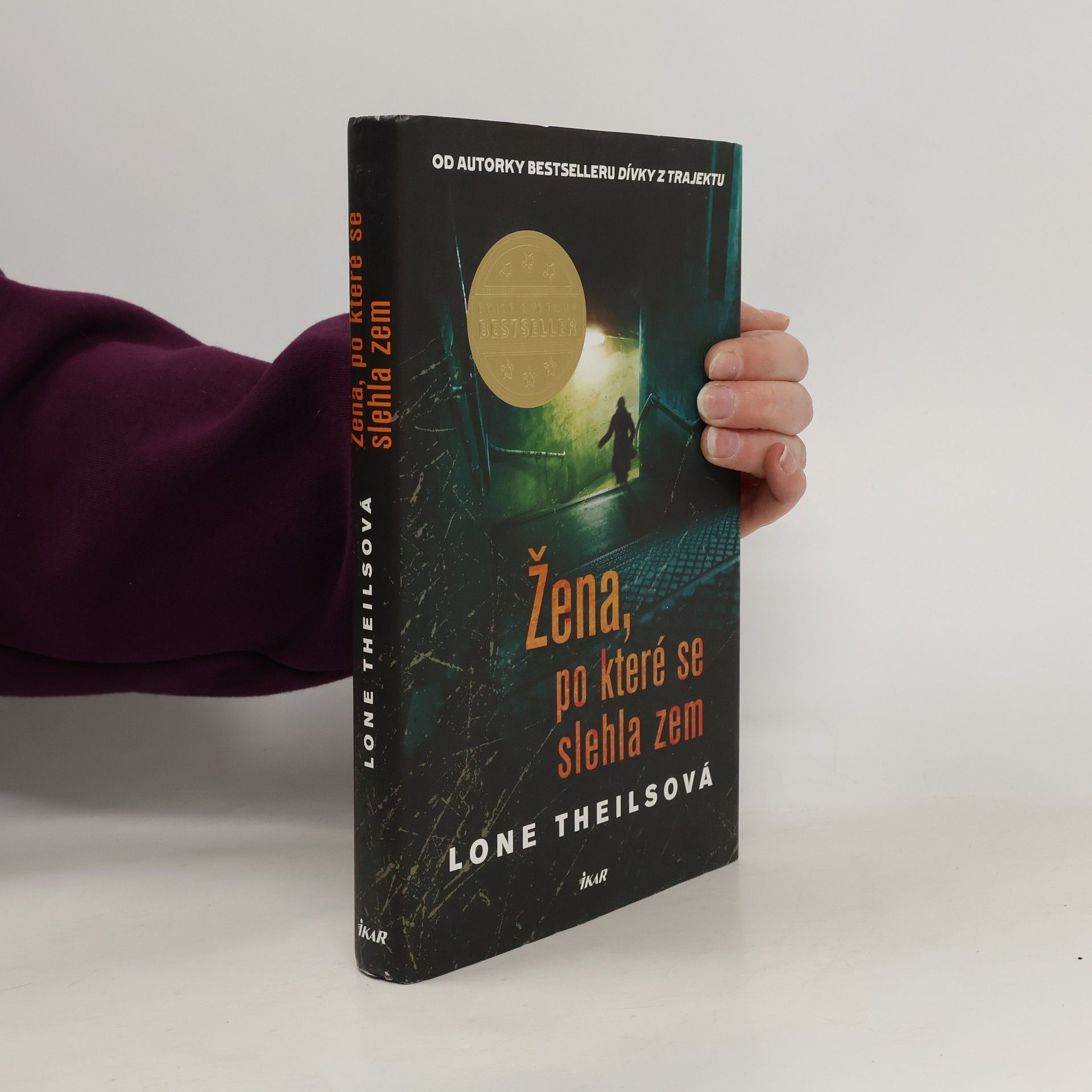 Lone Theils Žena, po které se slehla zem