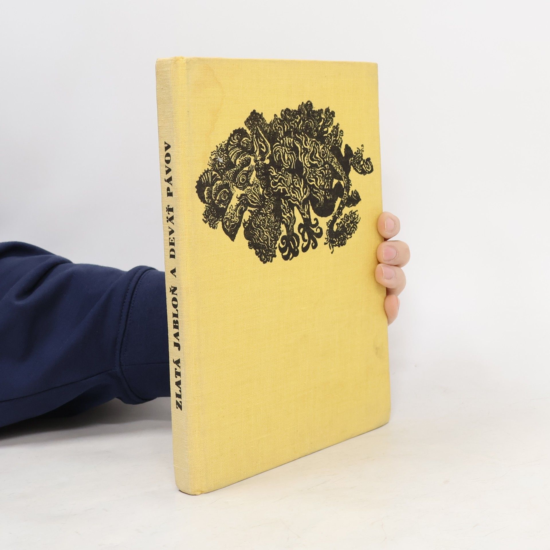 Zlatá jabloň a deväť pávov