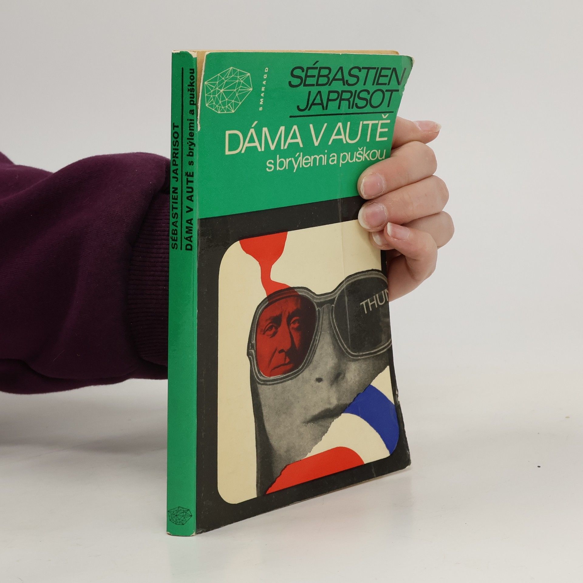 Dáma v autě s brýlemi a puškou