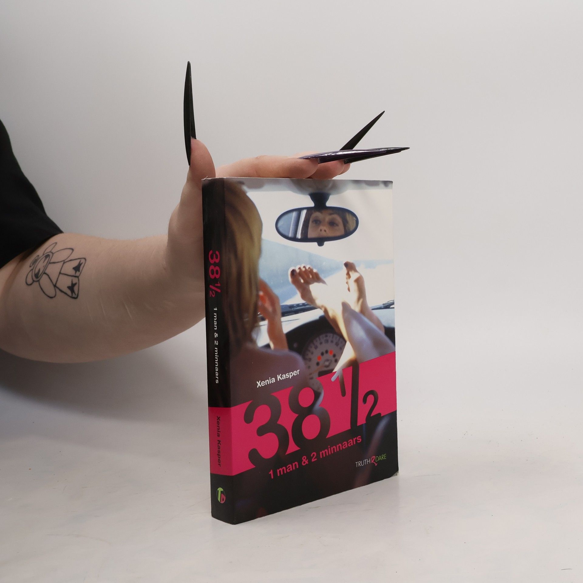 38 1/2: 1 man & 2 minnaars