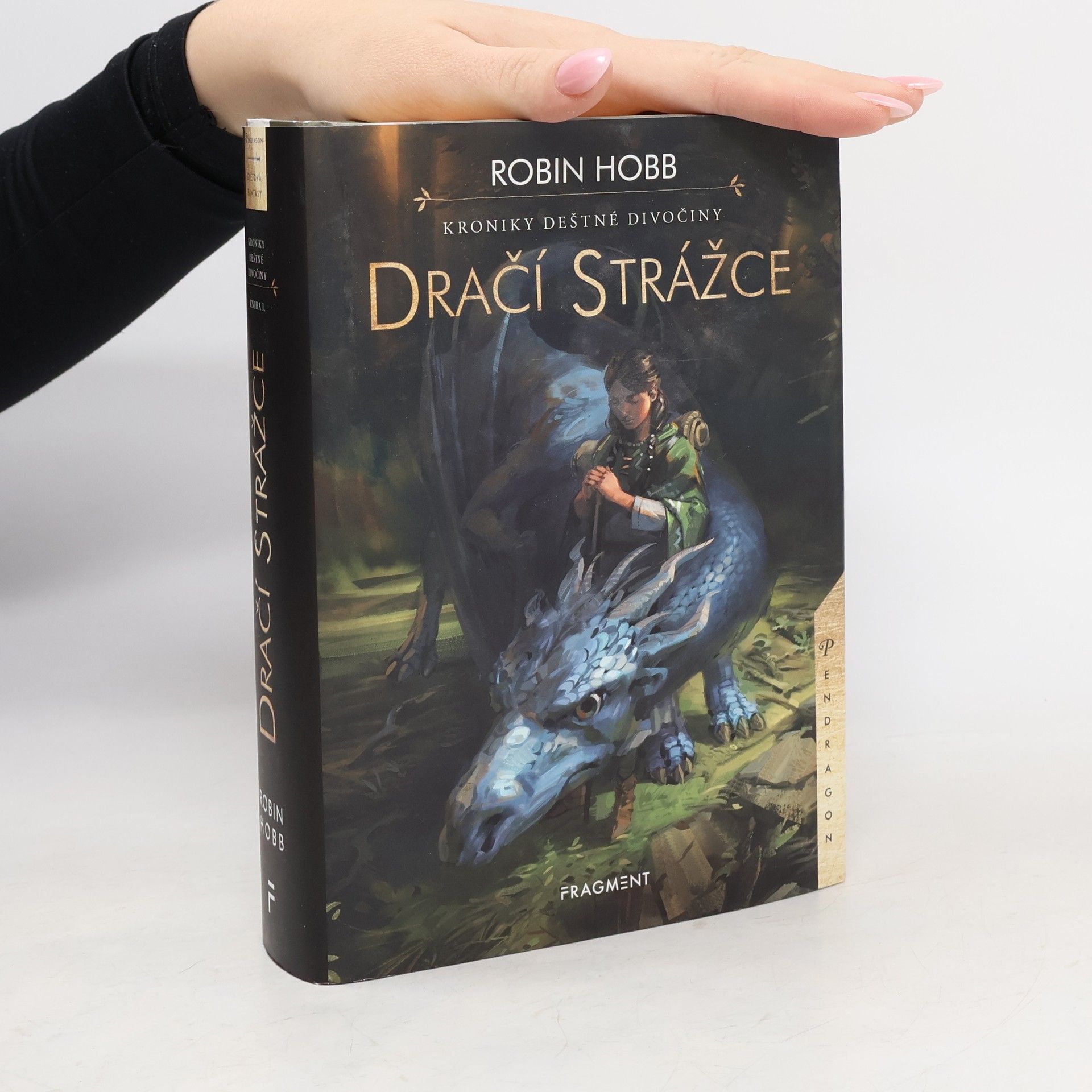 Robin Hobb Kroniky Deštné divočiny. Dračí strážce