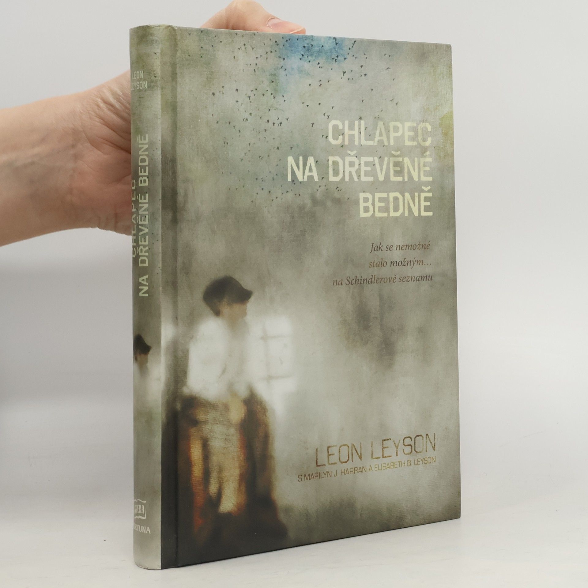 Leon Leyson Chlapec na dřevěné bedně