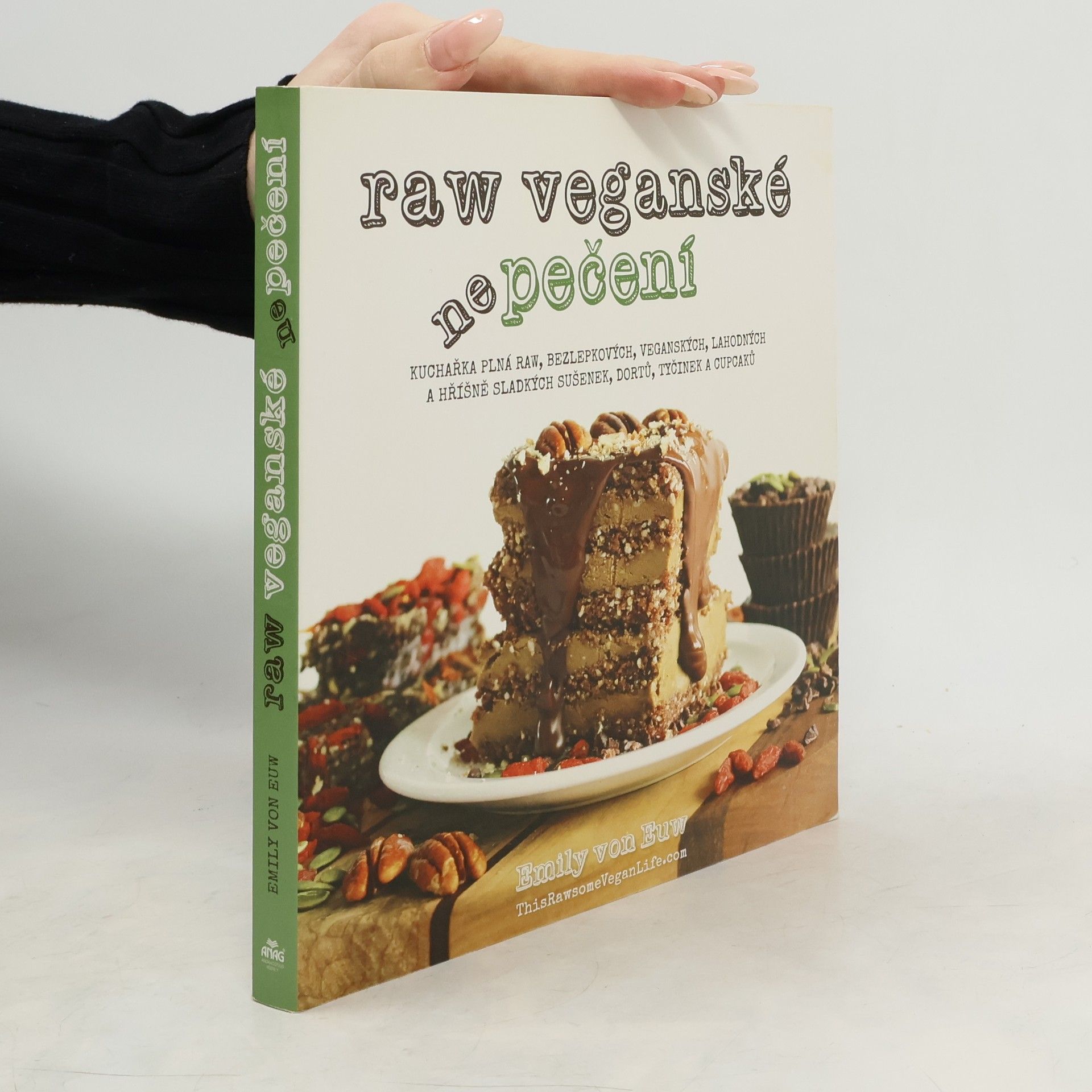 Raw veganské nepečení. Kuchařka plná raw, bezlepkových, veganských, lahodných a hříšně sladkých sušenek, dortů, tyčinek a cupcaků