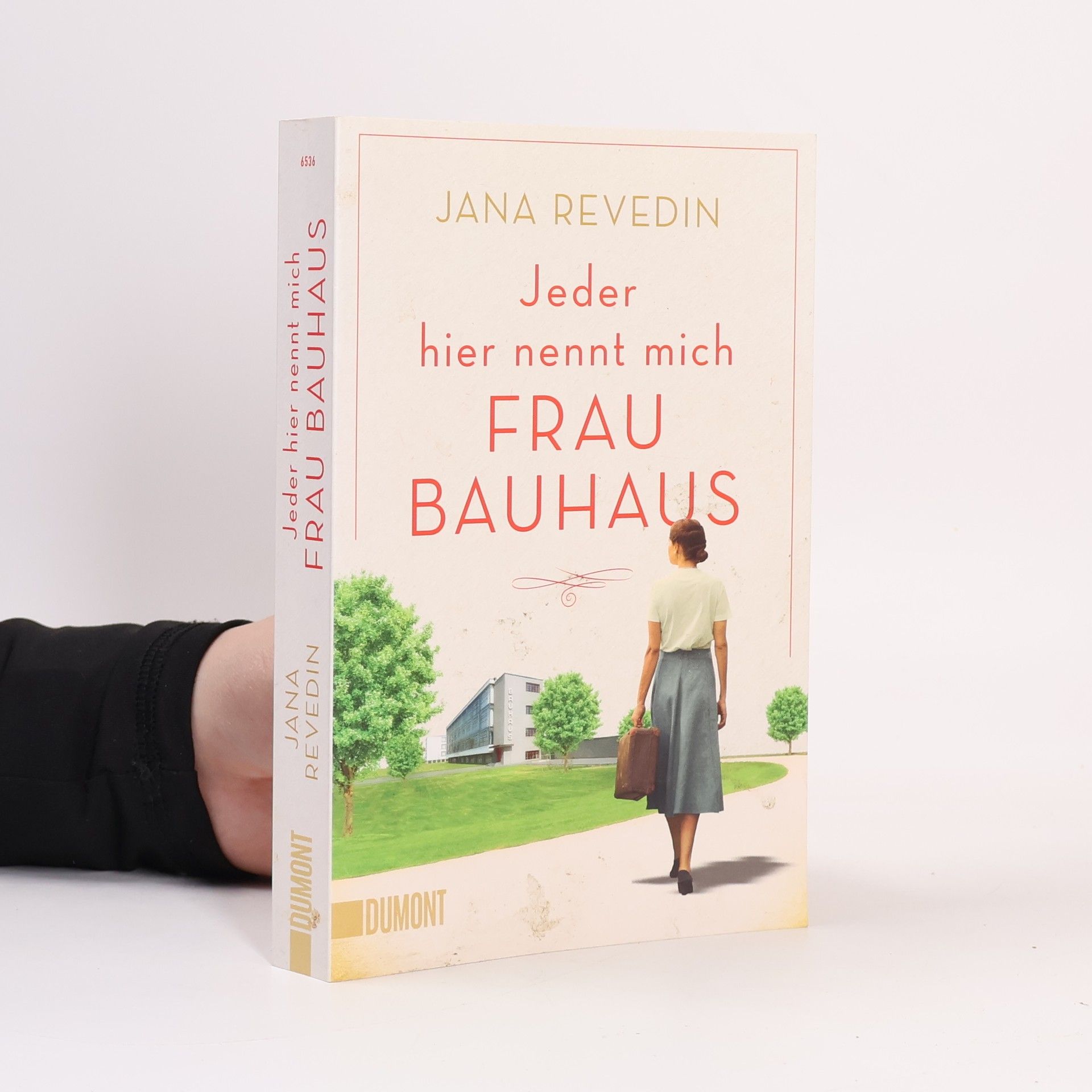 Jana Revedin Jeder hier nennt mich Frau Bauhaus
