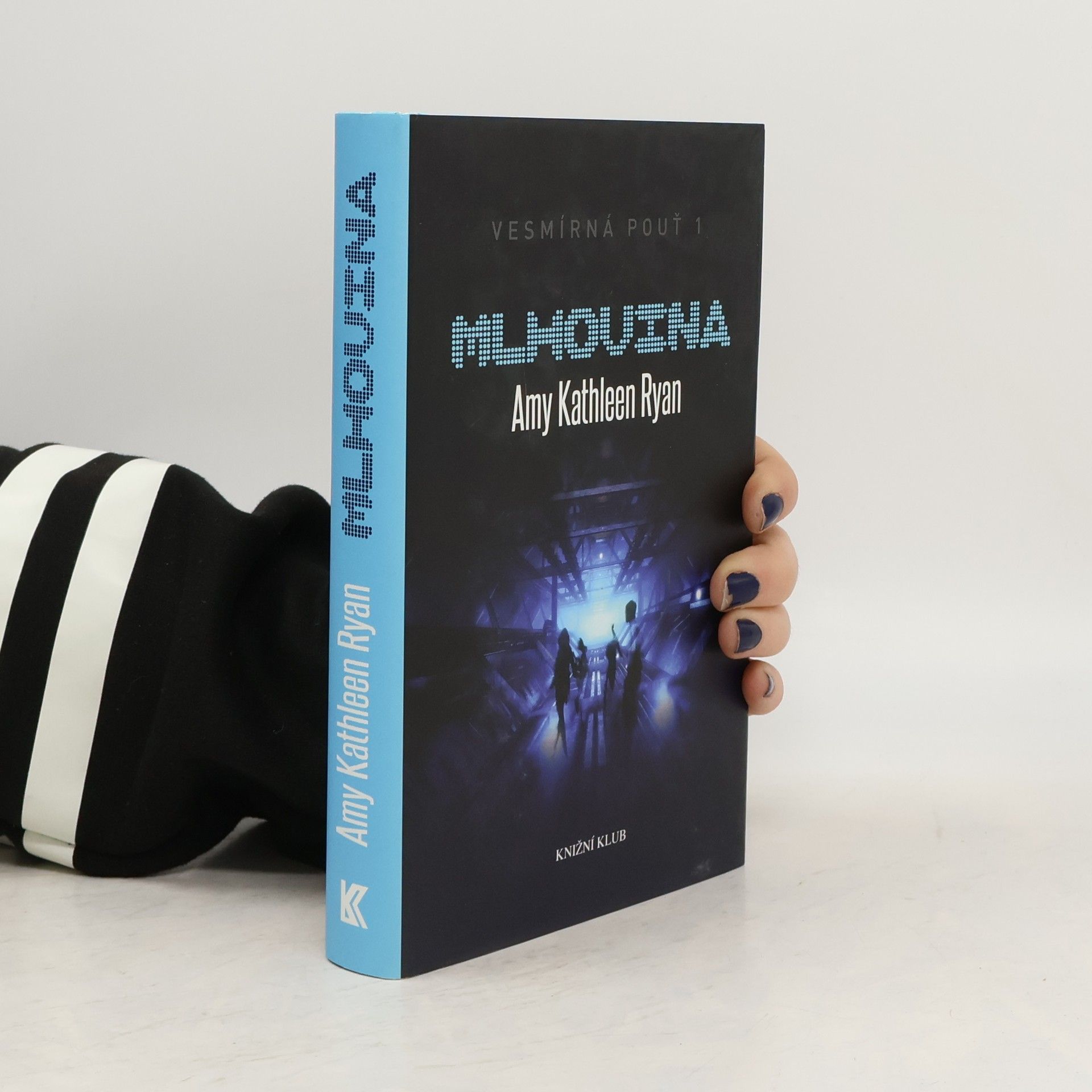 Amy Kathleen Ryan Mlhovina. Vesmírná pouť. 1. díl