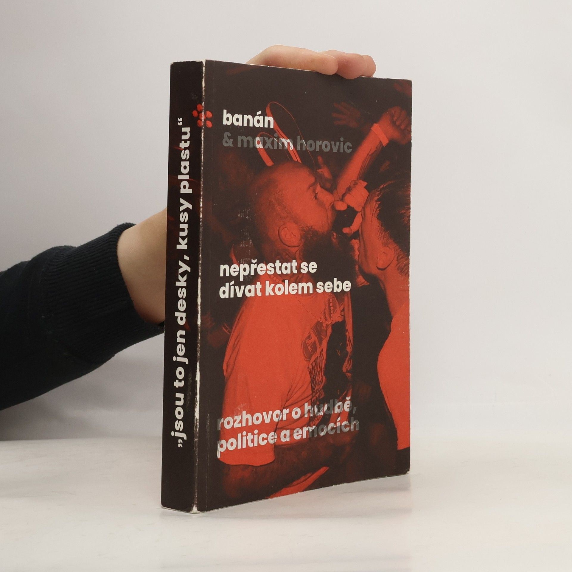 Nepřestat se dívat kolem sebe : rozhovor o hudbě, politice a emocích