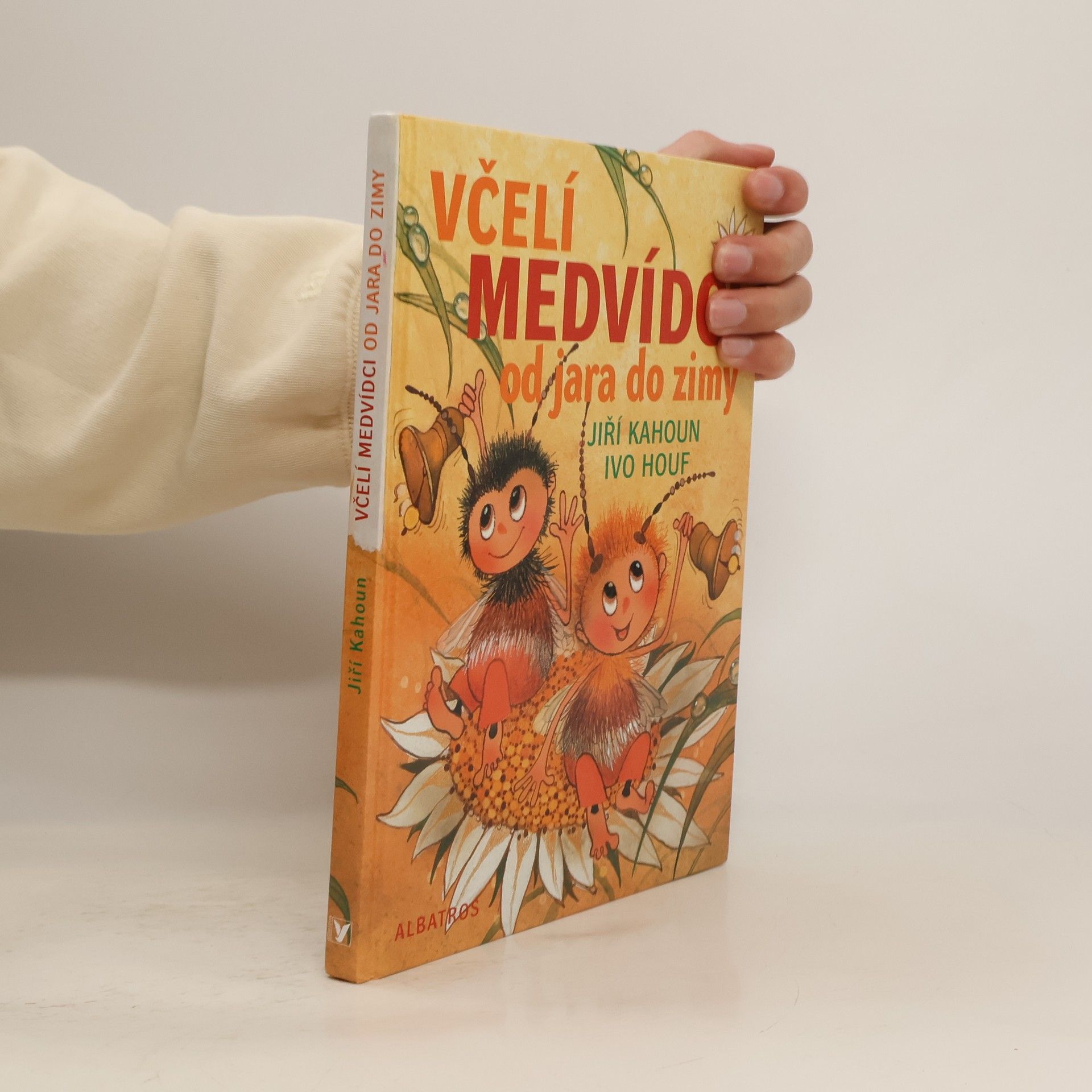 Včelí medvídci od jara do zimy