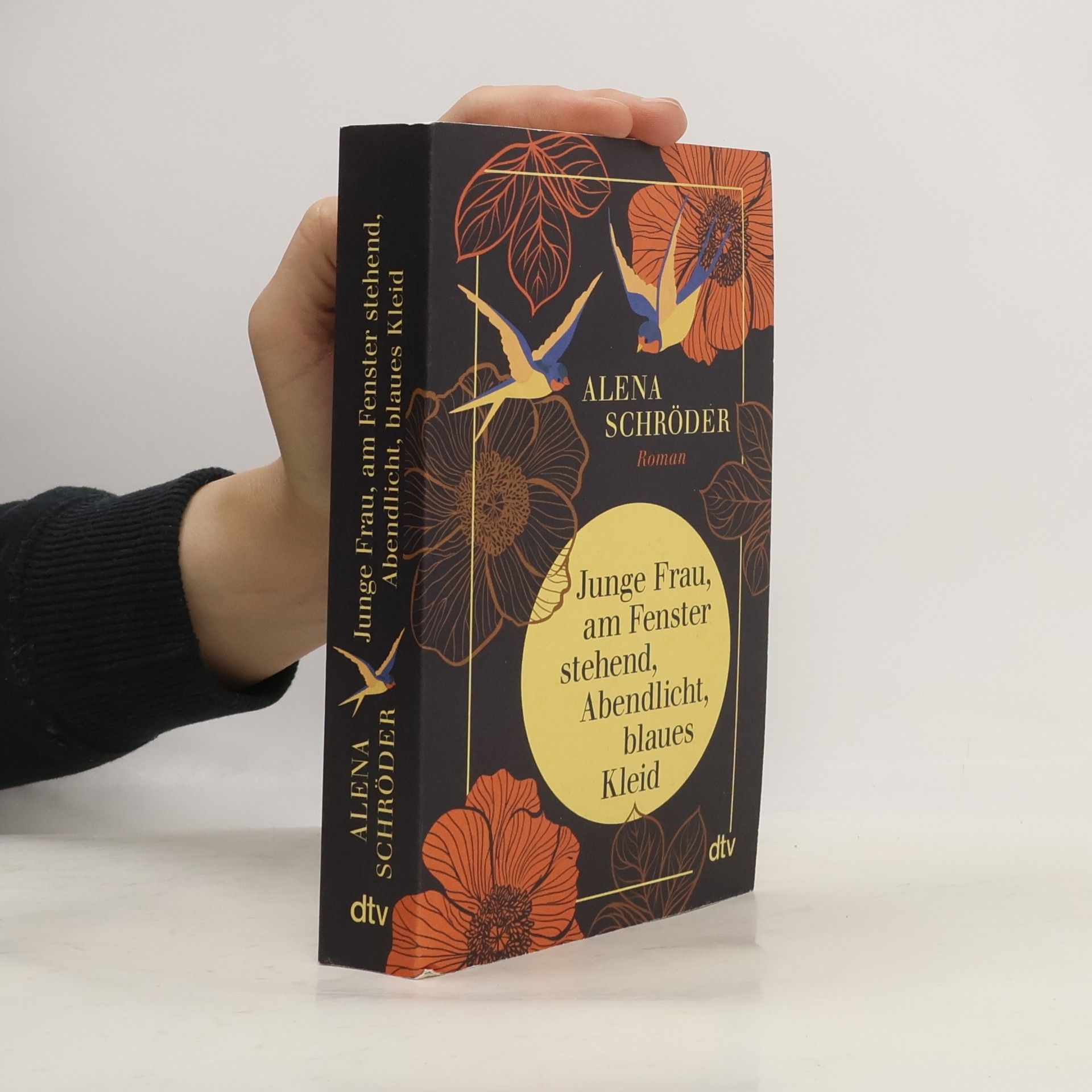 Junge Frau, am Fenster, stehend, Abendlicht, blaues Kleid