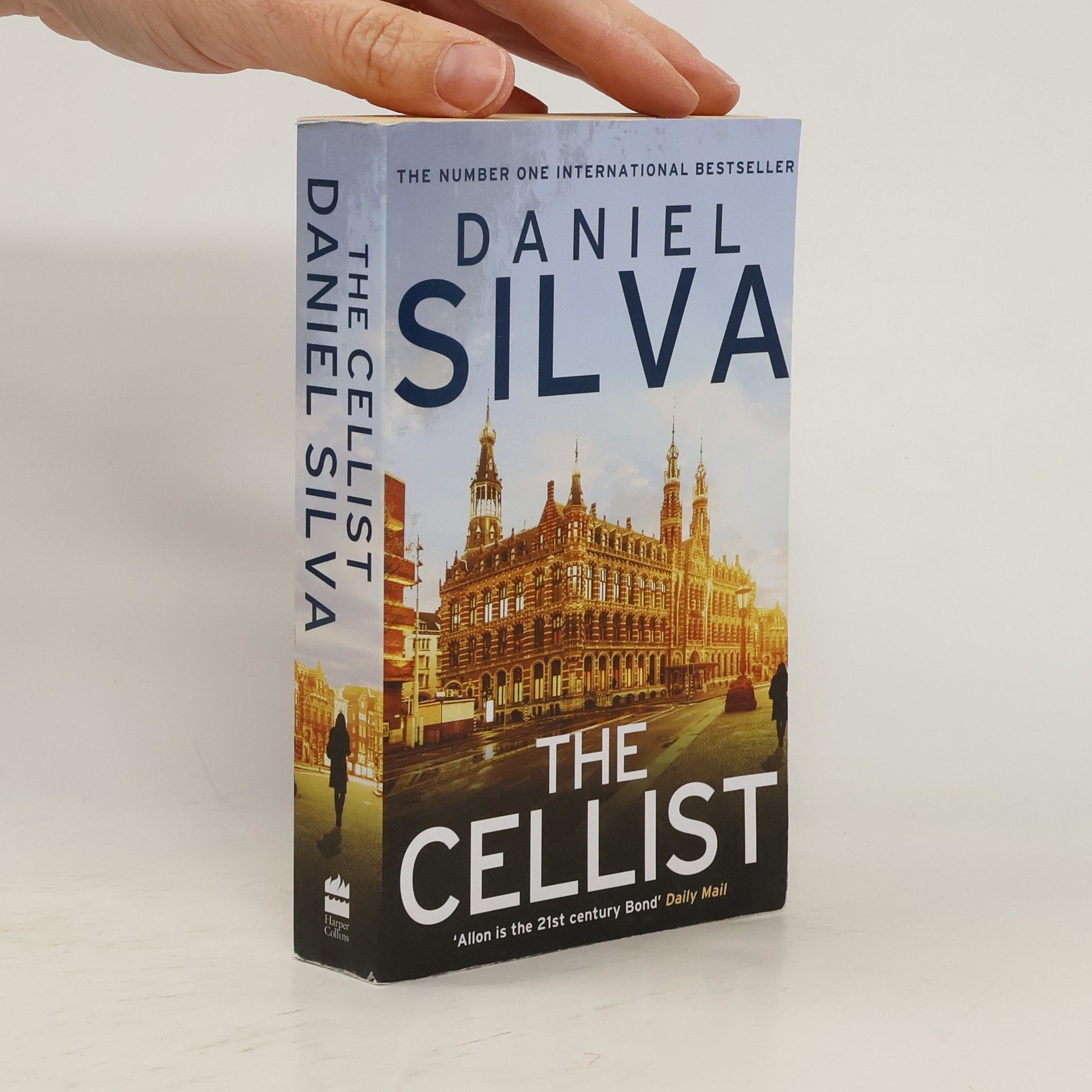 Daniel Silva The Cellist