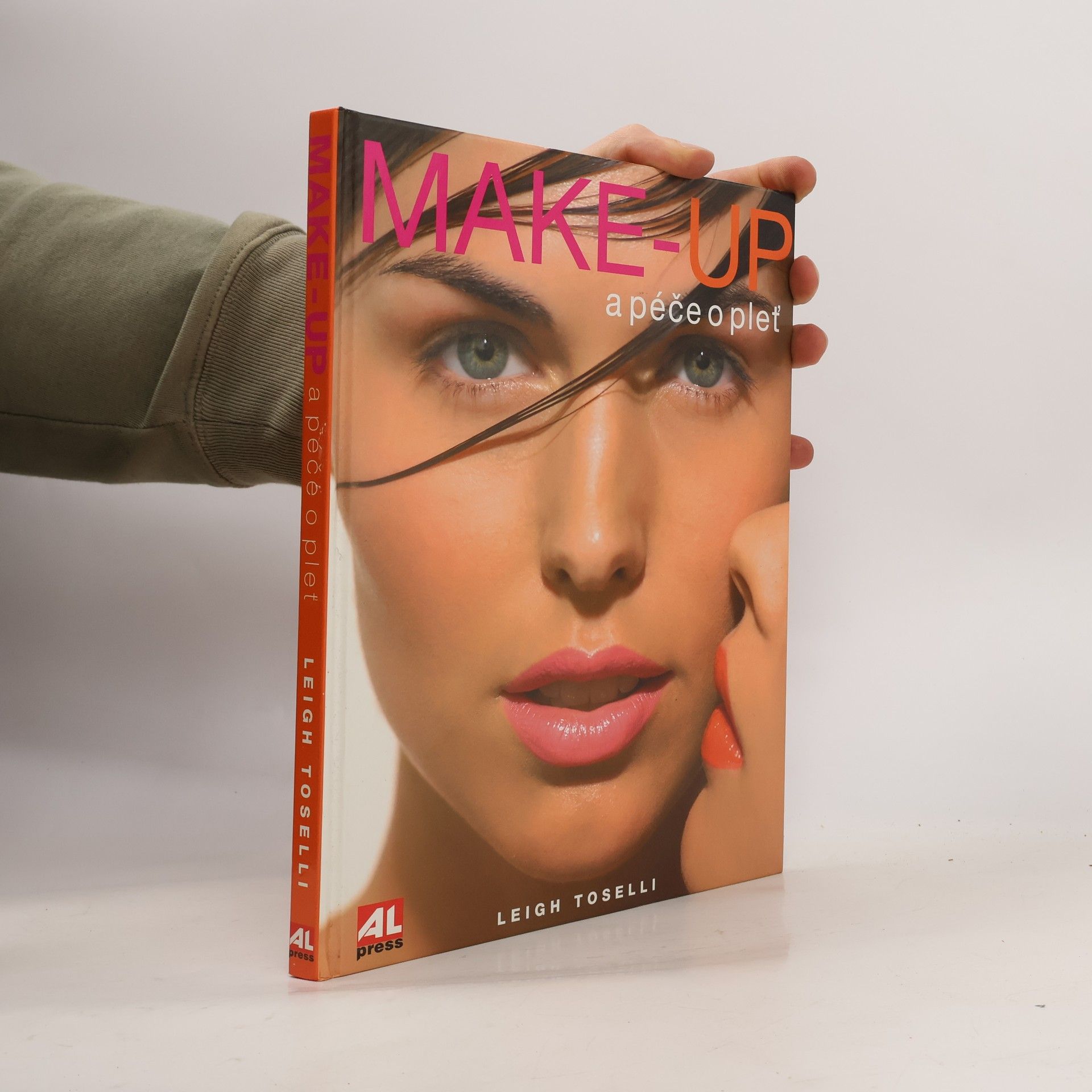 Leigh Toselli Make-up a péče o pleť