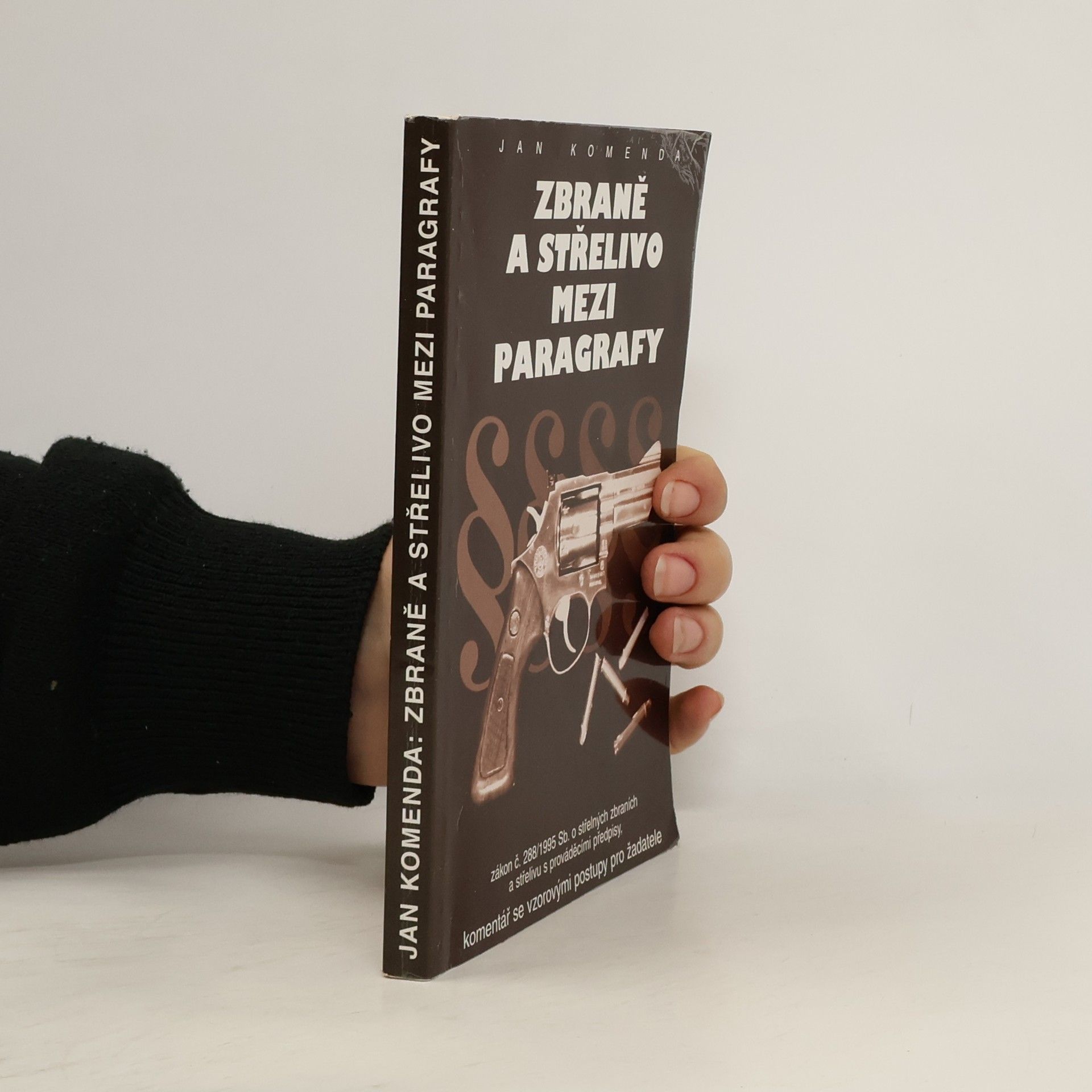 Jan Komenda Zbraně a střelivo mezi paragrafy