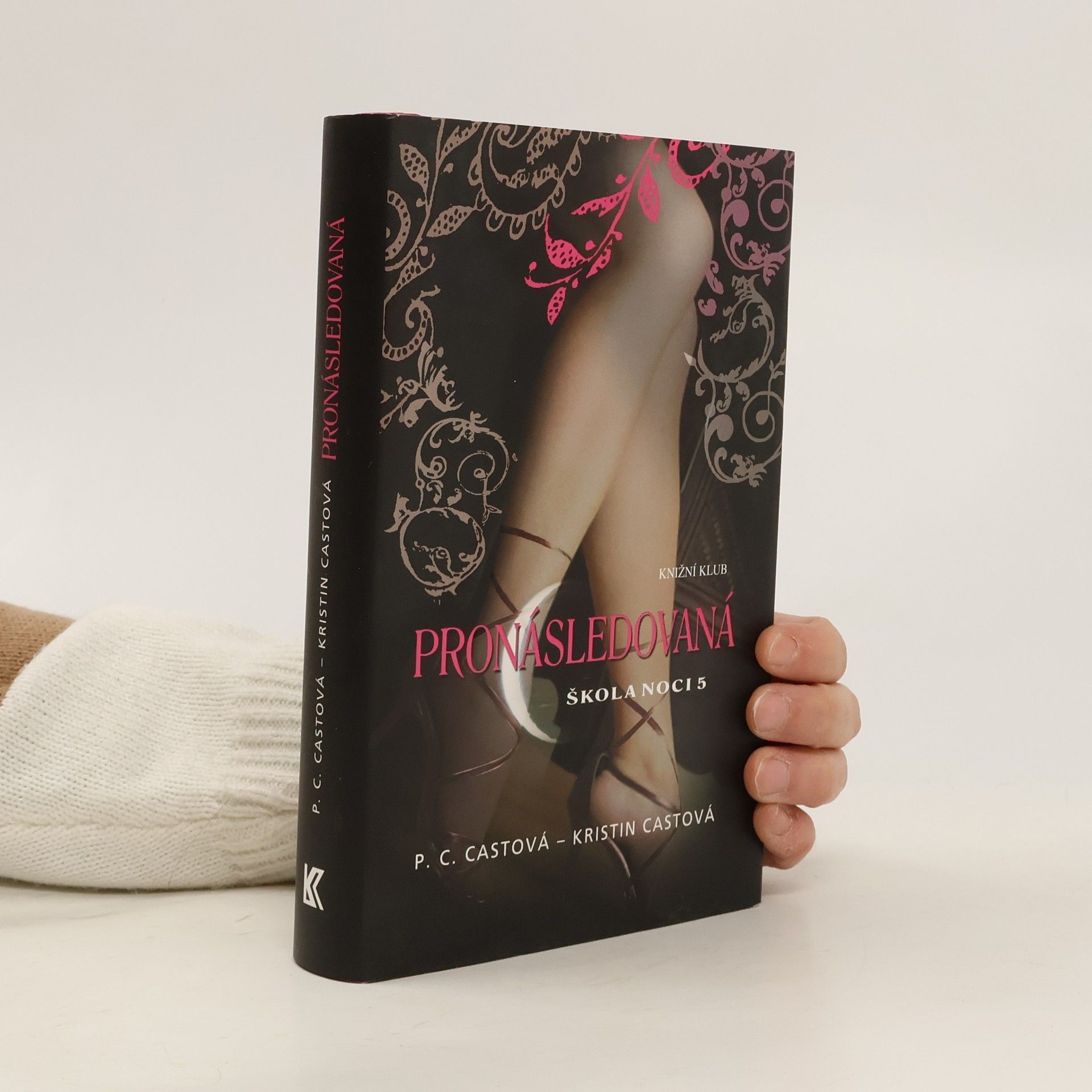 Phyllis Christine Cast Škola noci. 5, Pronásledovaná