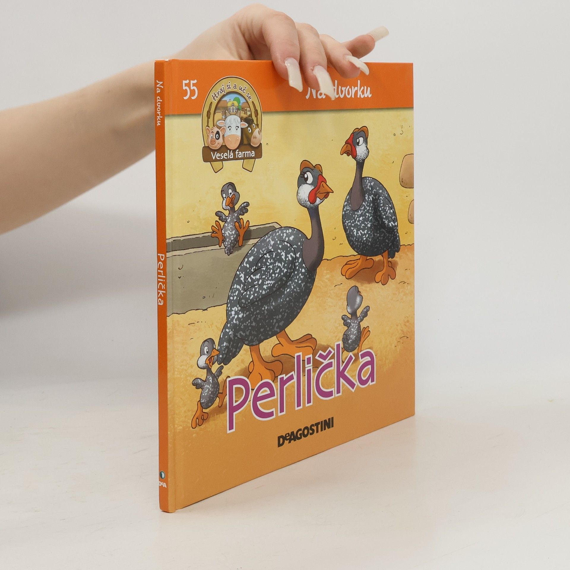 Amelia Bruni Na dvorku 55. Perlička