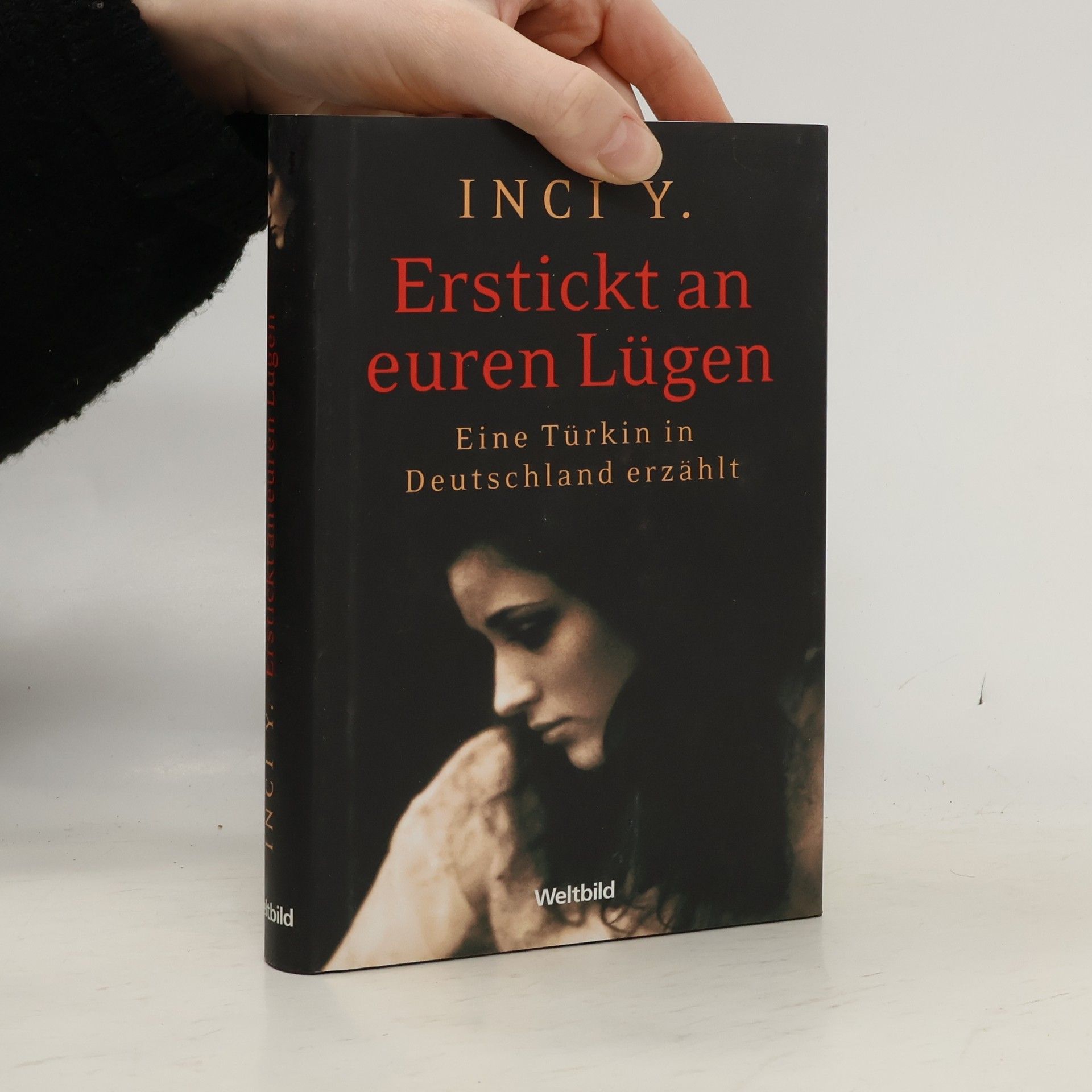 İnci Y. Erstickt an euren Lügen