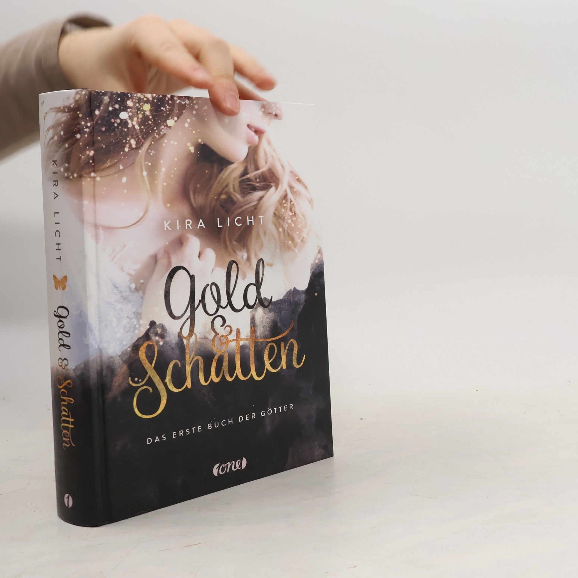 Kira Licht Gold und Schatten