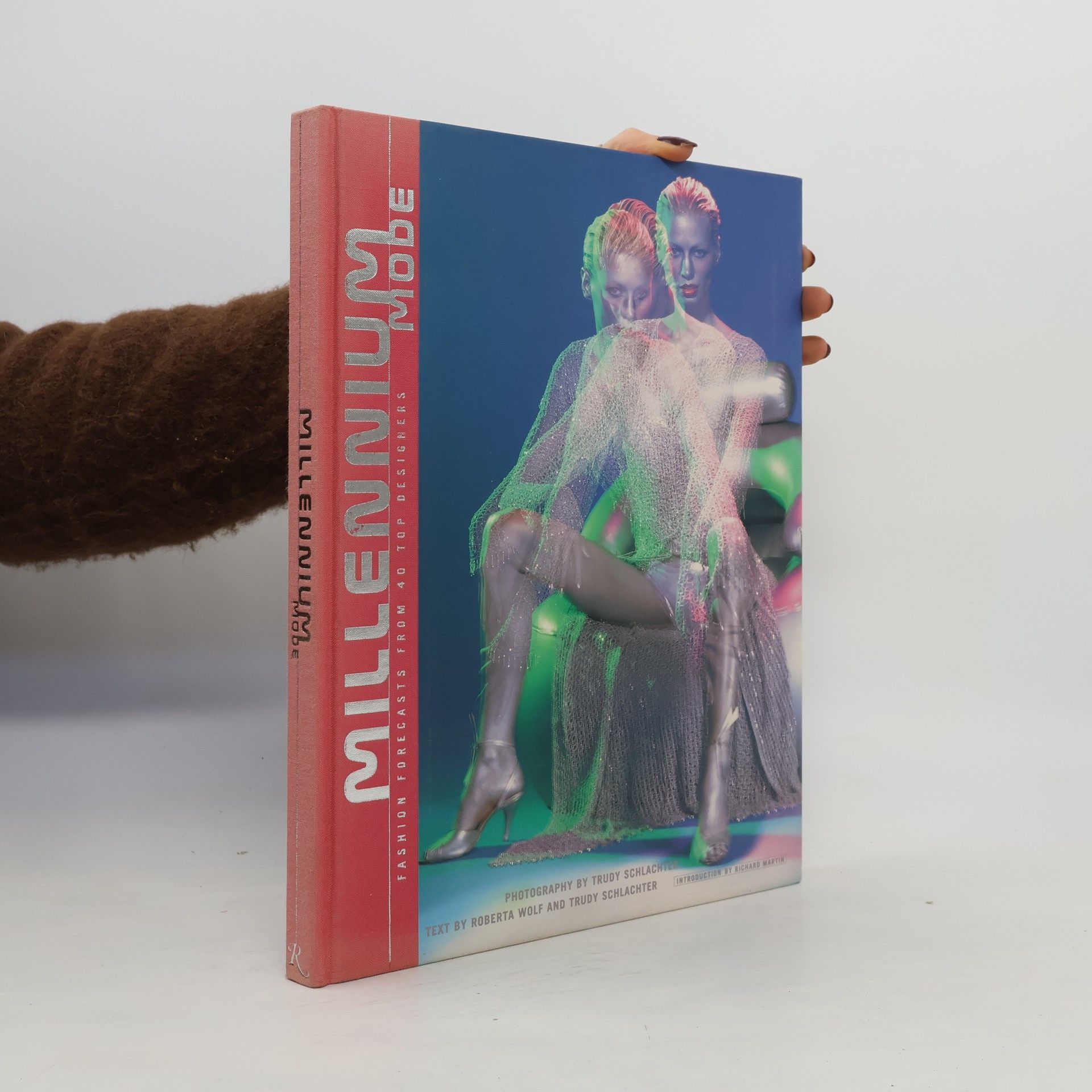 Roberta Wolf Millennium mode : fashion forecasts from 40 top designers