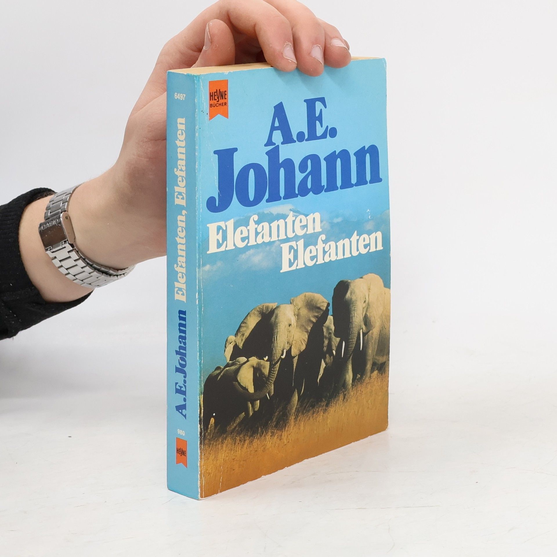 Alfred E. Johann Elefanten, Elefanten