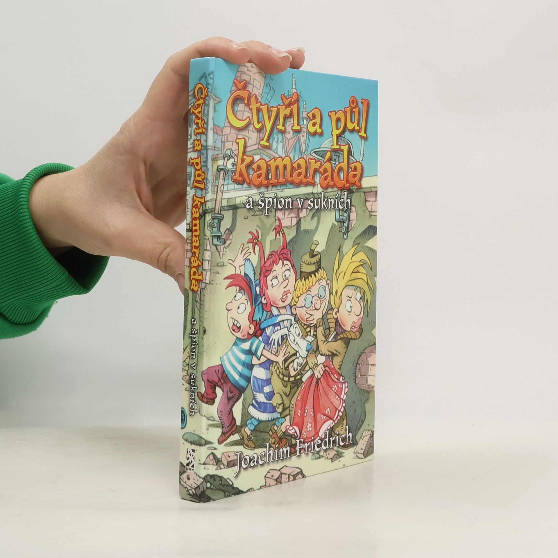 Čtyři a půl kamaráda a špion v sukních