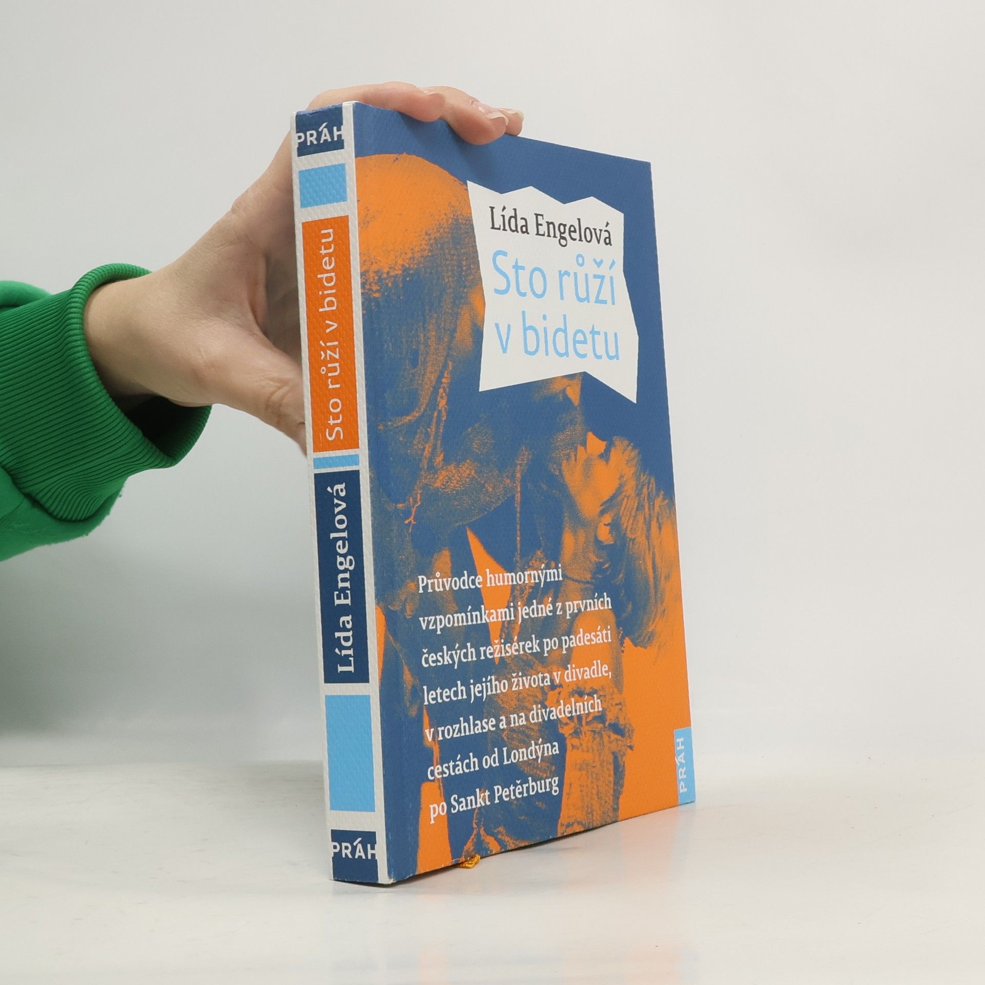 Sto růží v bidetu