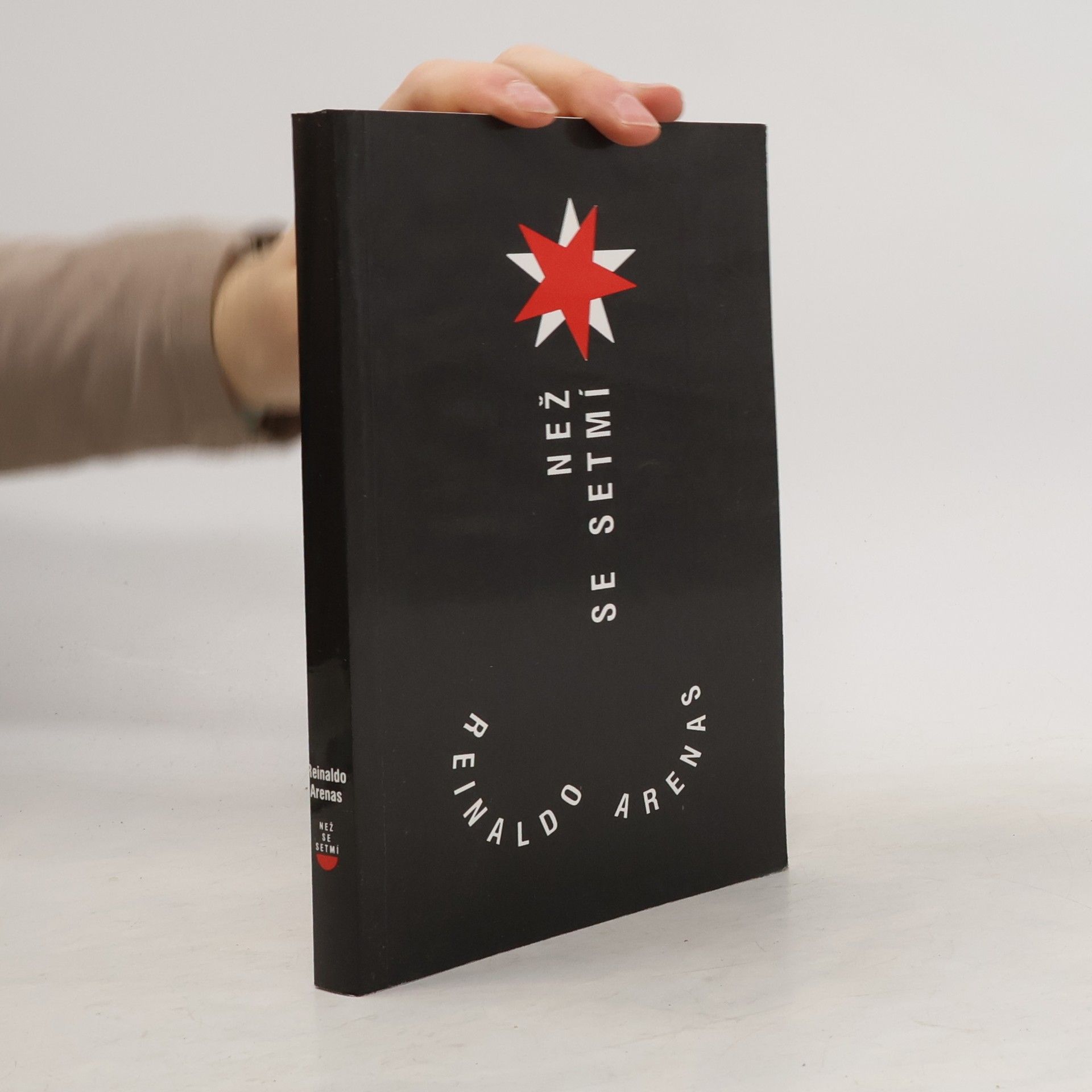 Reinaldo Arenas Než se setmí : autobiografie