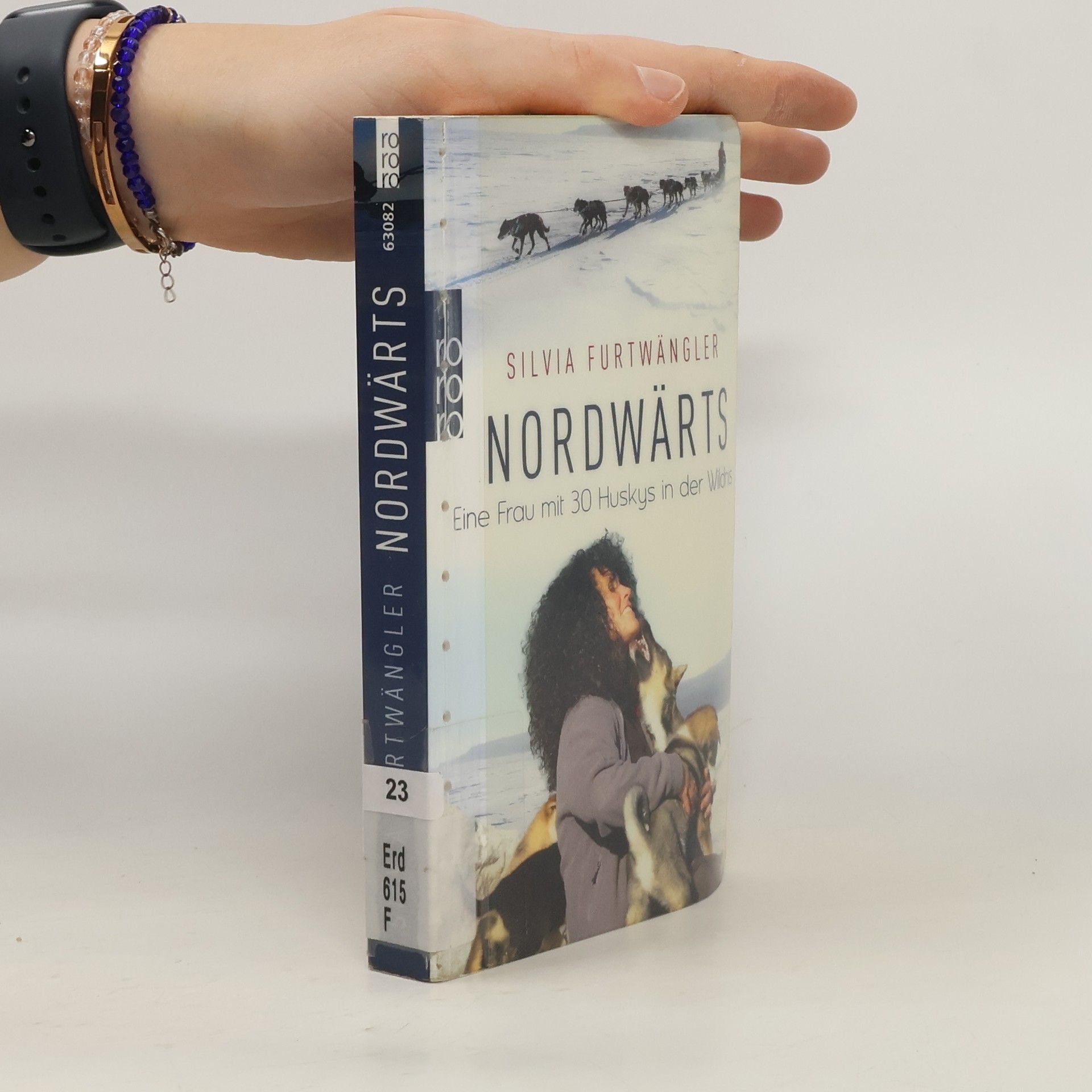 Nordwärts: Eine Frau mit 30 Huskys in der Wildnis