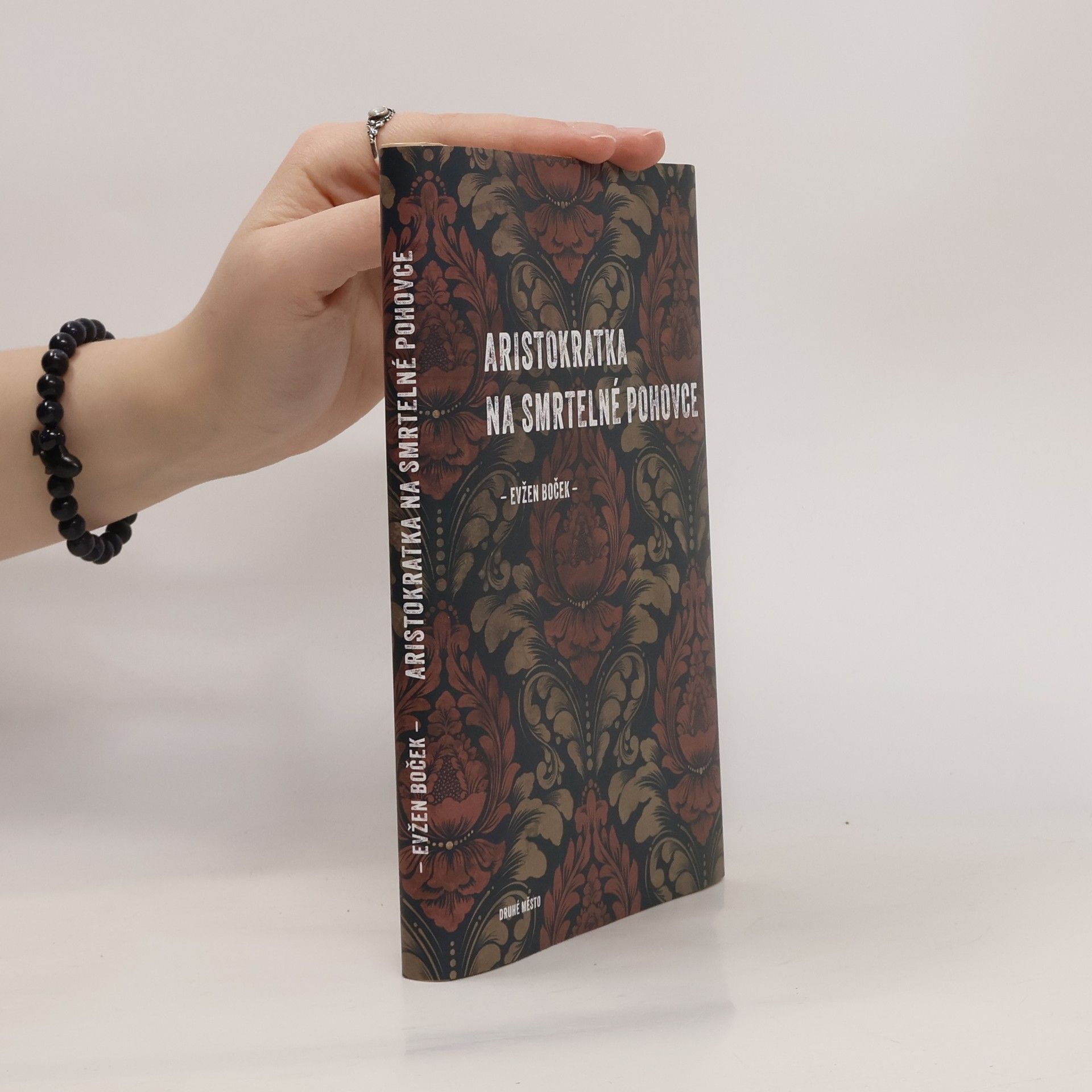 Aristokratka na smrtelné pohovce