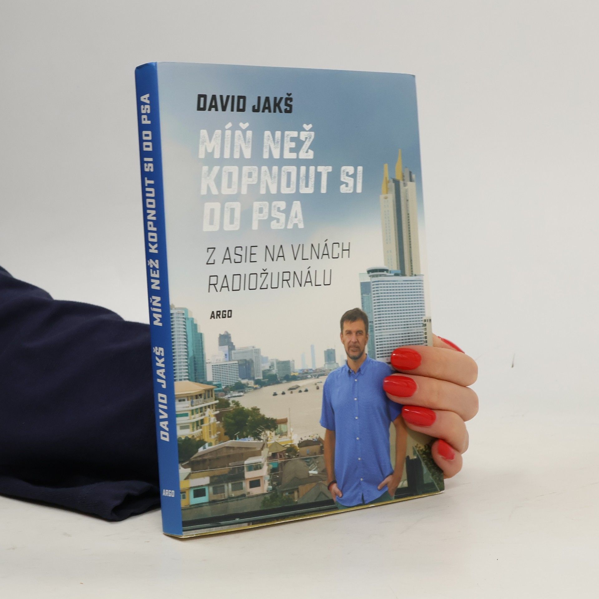 David Jakš Míň než kopnout si do psa : z Asie na vlnách Radiožurnálu