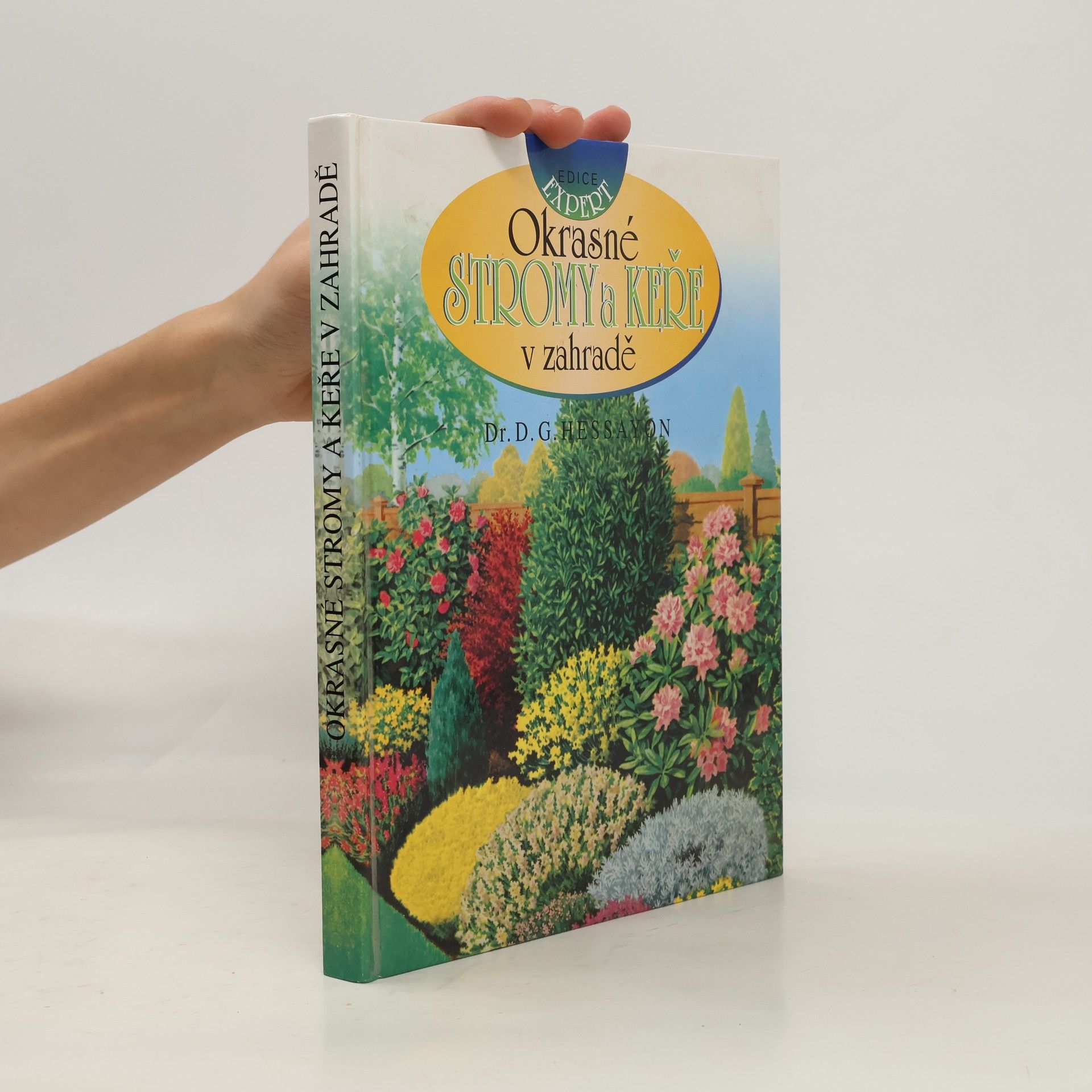 Okrasné stromy a keře v zahradě