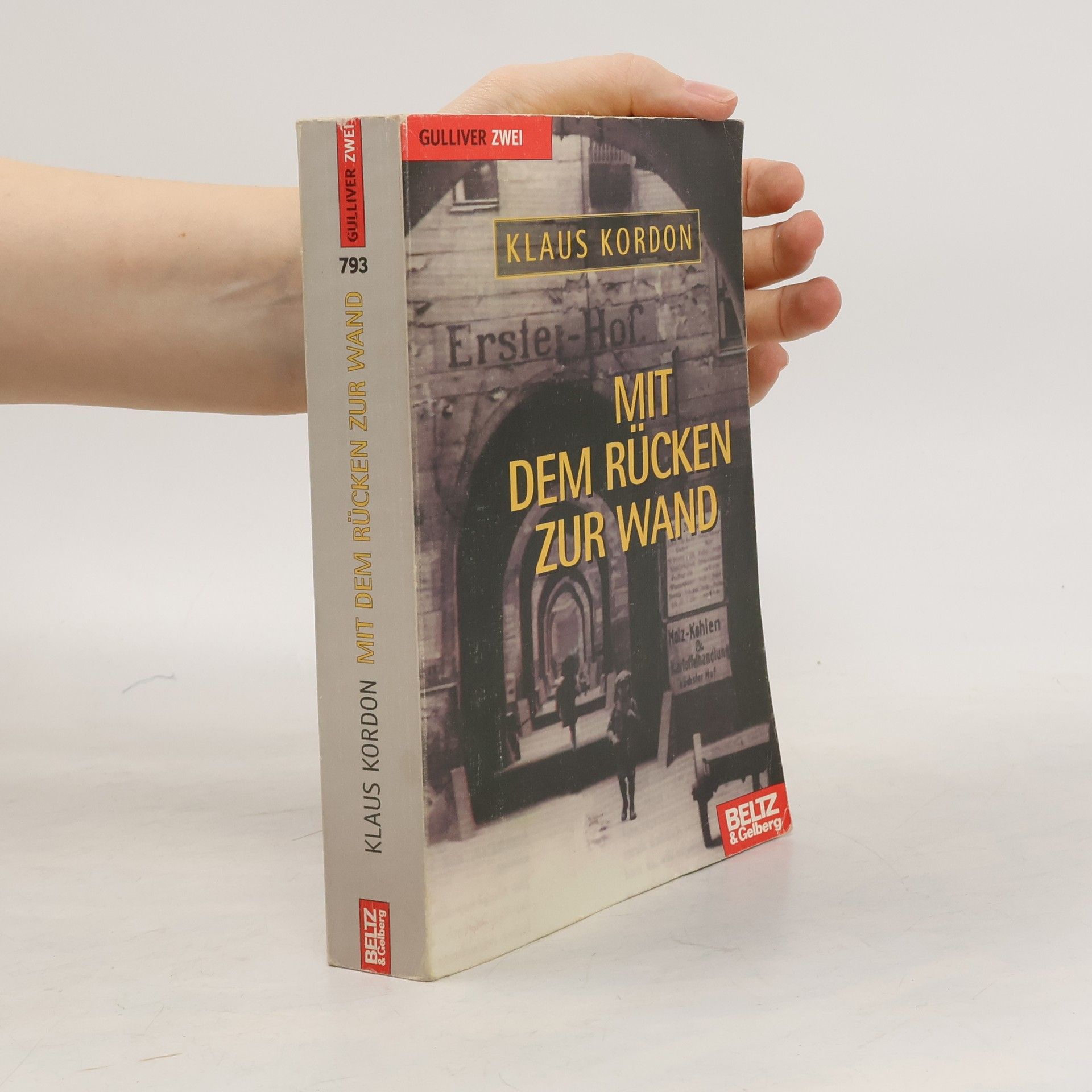 Mit dem Rücken zur Wand