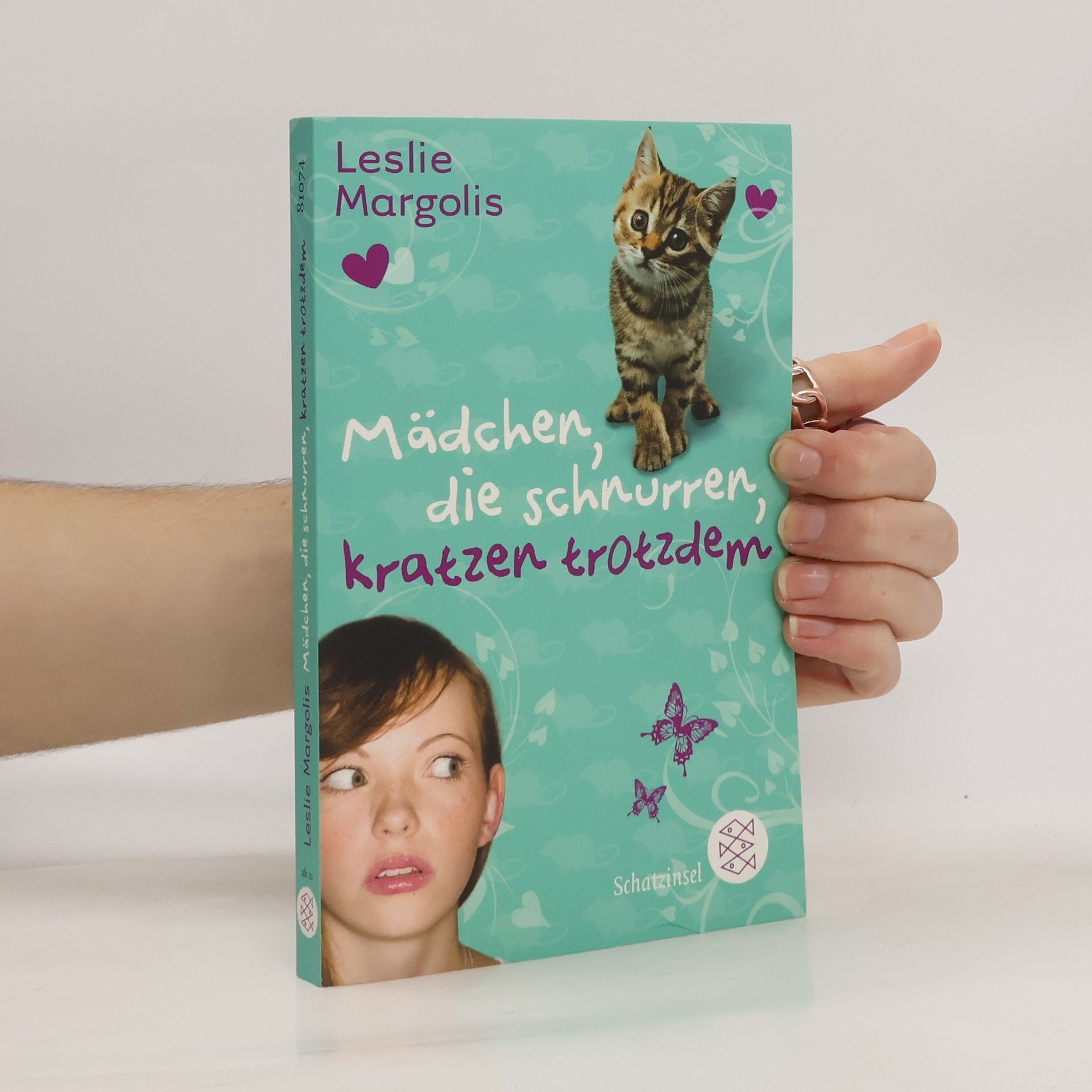 Mädchen, die schnurren, kratzen trotzdem