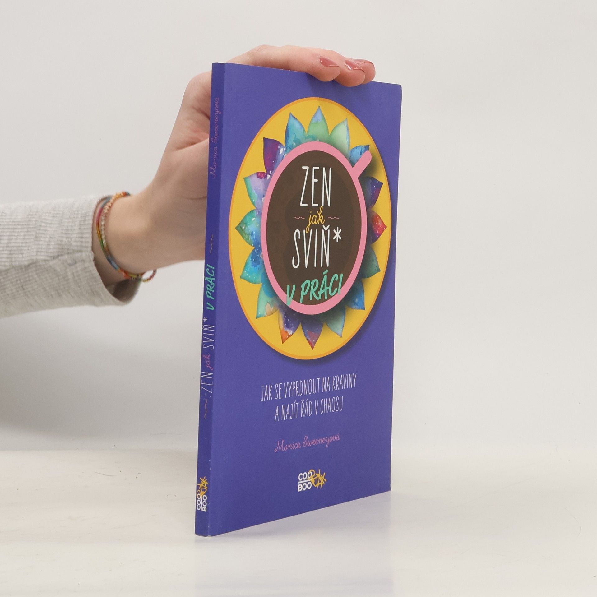 Monica Sweeney Zen jak sviň* v práci