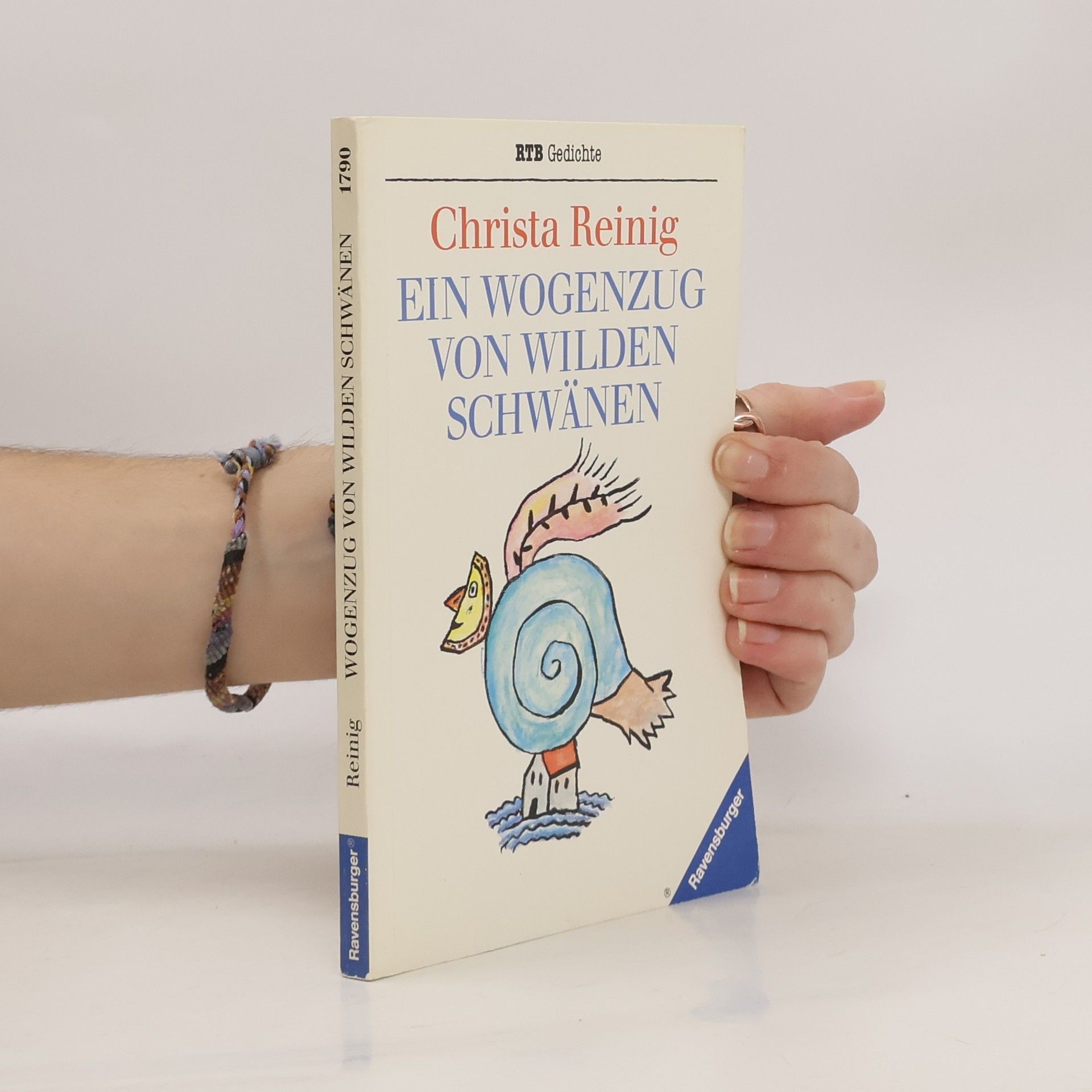 Ein Wogenzug von wilden Schwänen