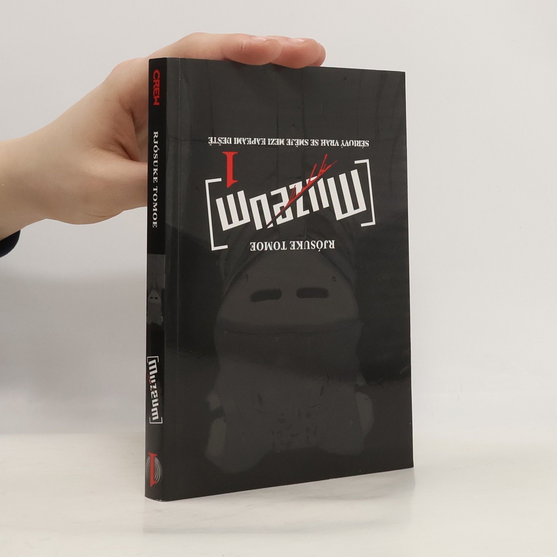 Muzeum. Sériový vrah se směje mezi kapkami deště