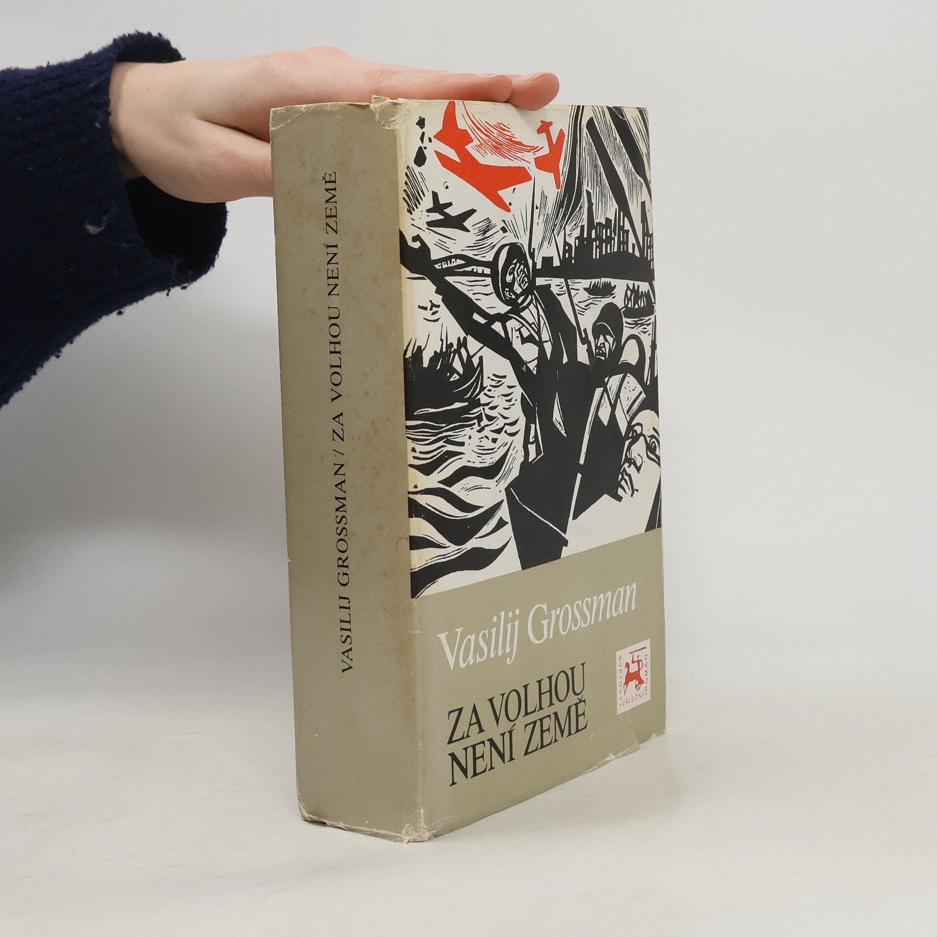 Za Volhou není země