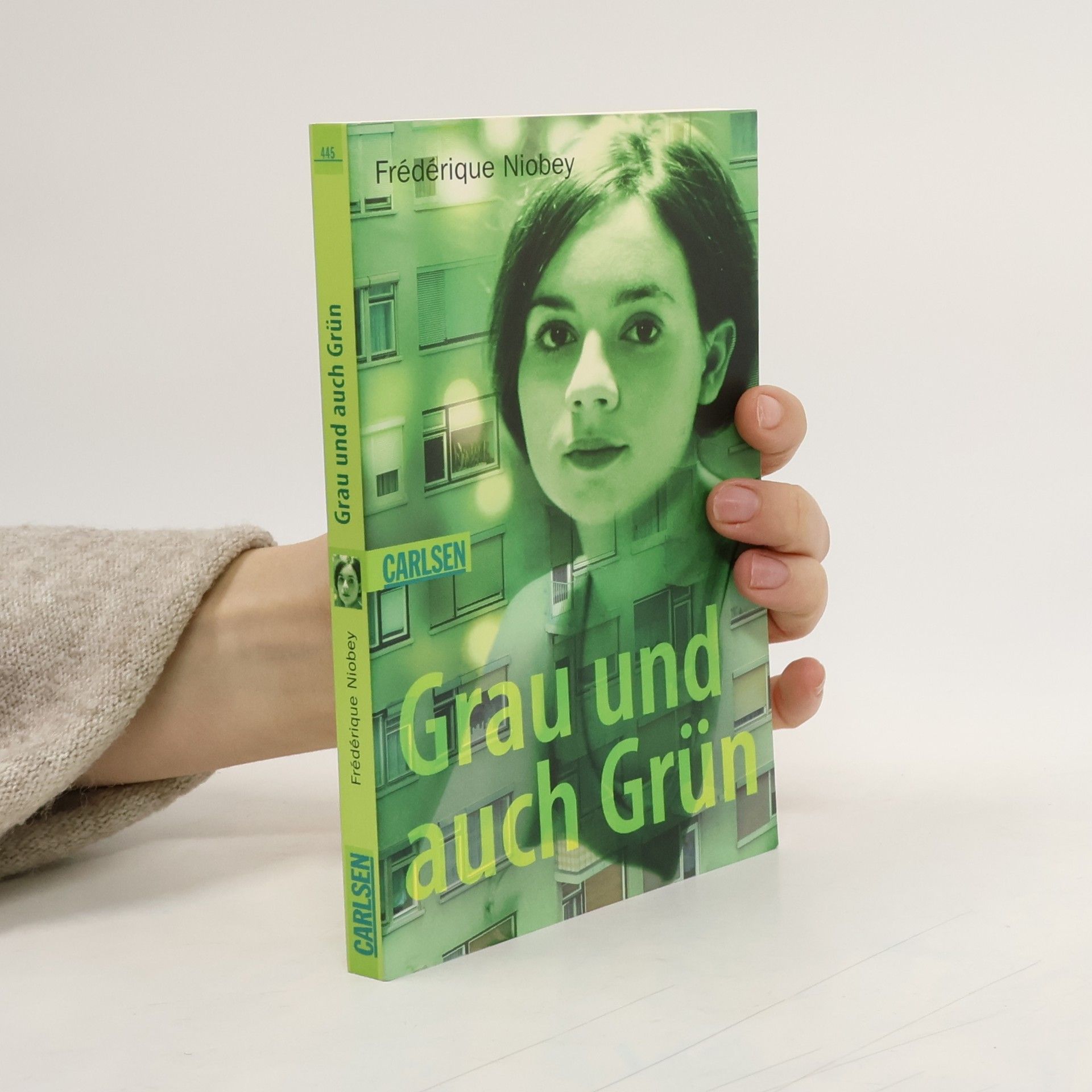 Frédérique Niobey Grau und auch grün