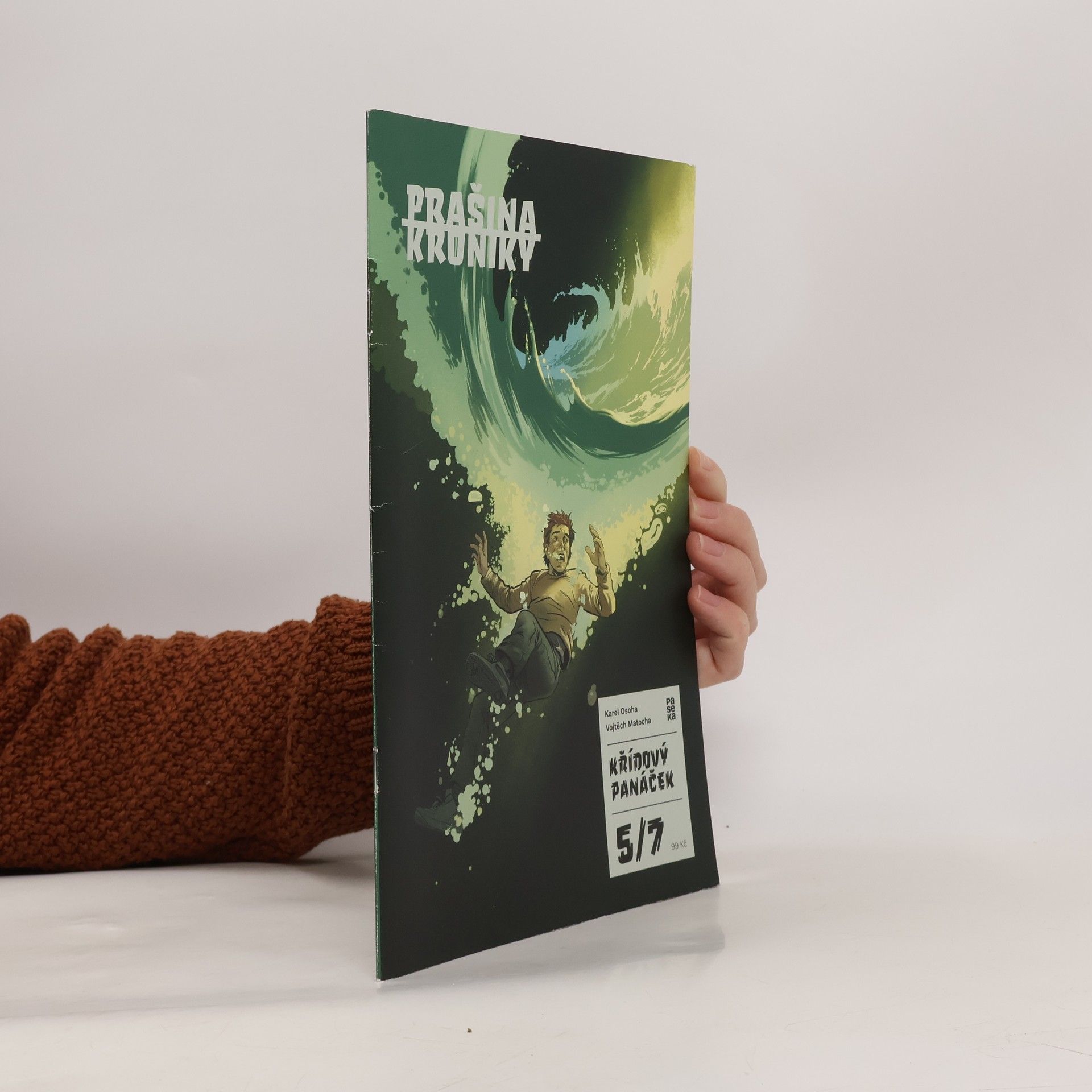 Prašina. Křídový panáček. Pátá část, Dívka s jizvou na krku