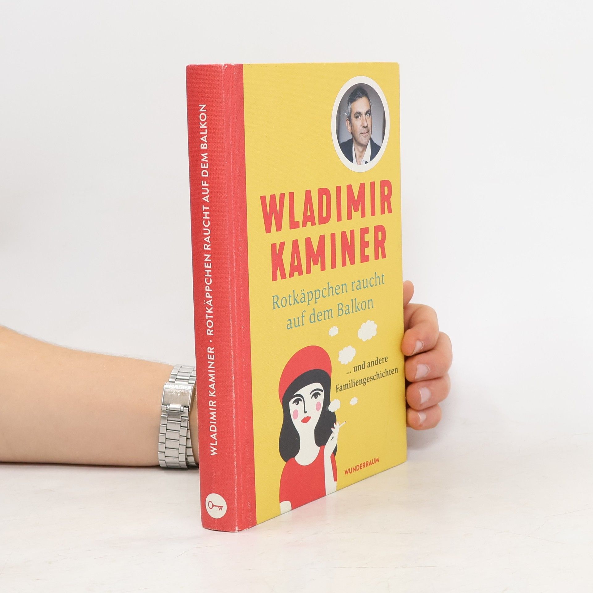 Rotkäppchen raucht auf dem Balkon