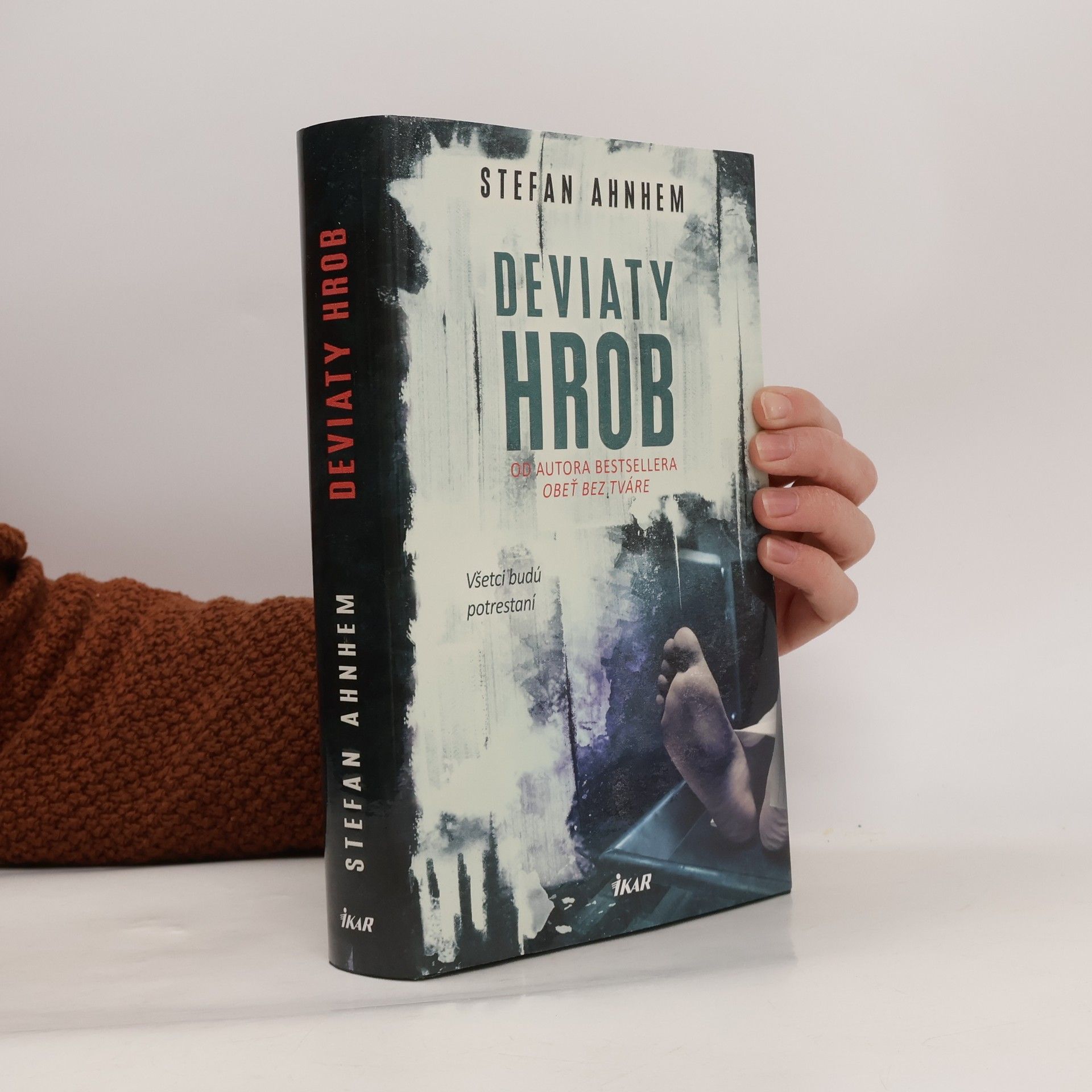 Stefan Ahnhem Deviaty hrob