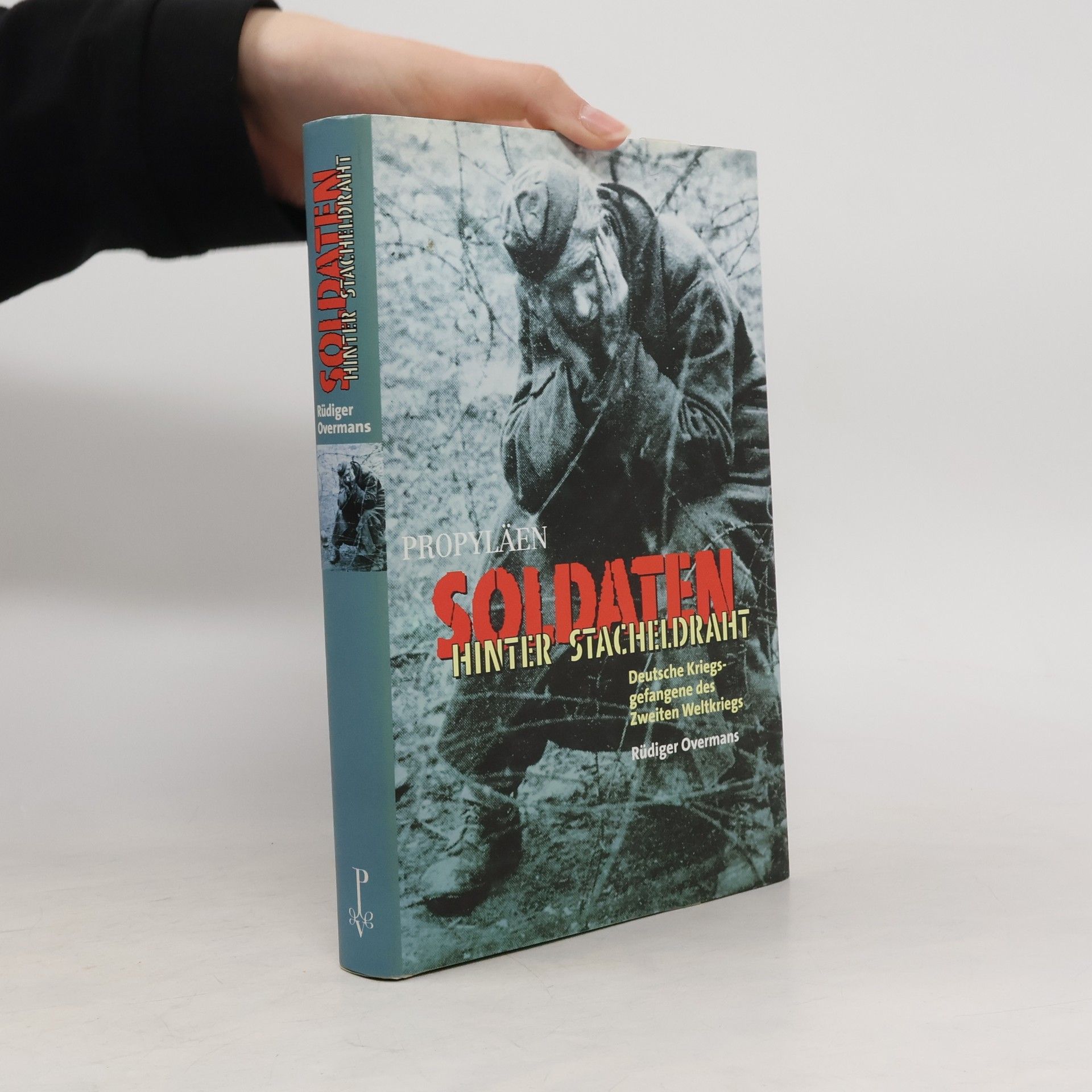 Soldaten hinter Stacheldraht