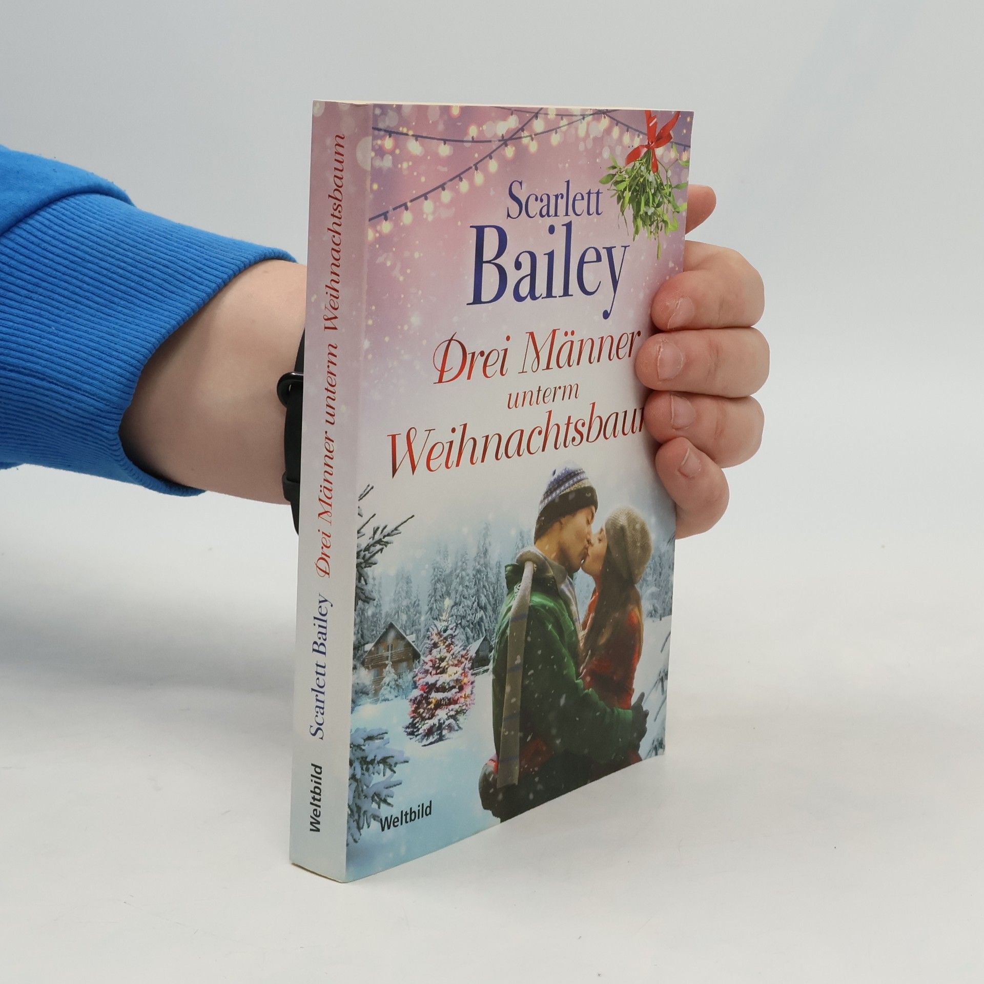 Drei Männer unterm Weihnachtsbaum