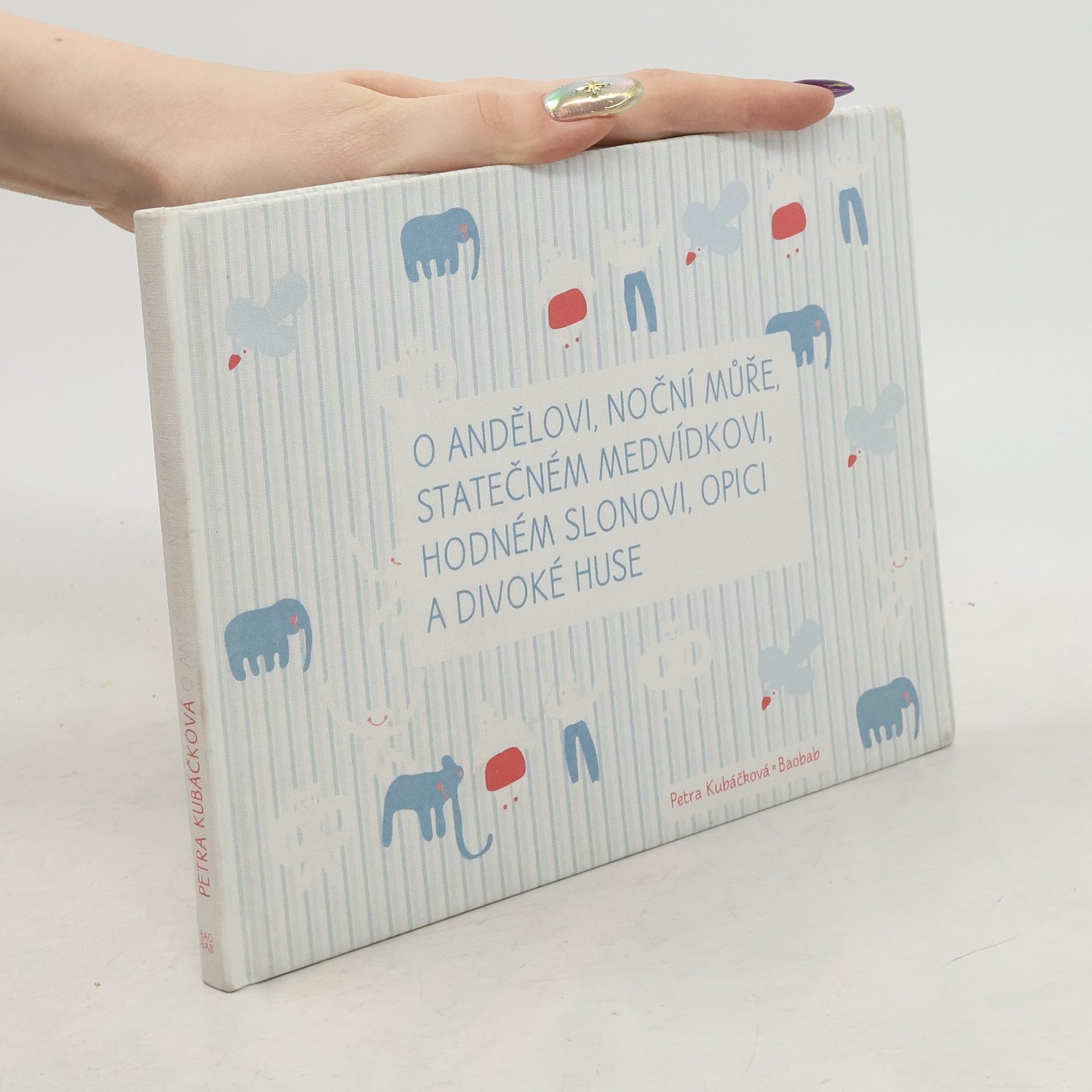 O andělovi, noční můře, statečném medvídkovi, hodném slonovi, opici a divoké huse